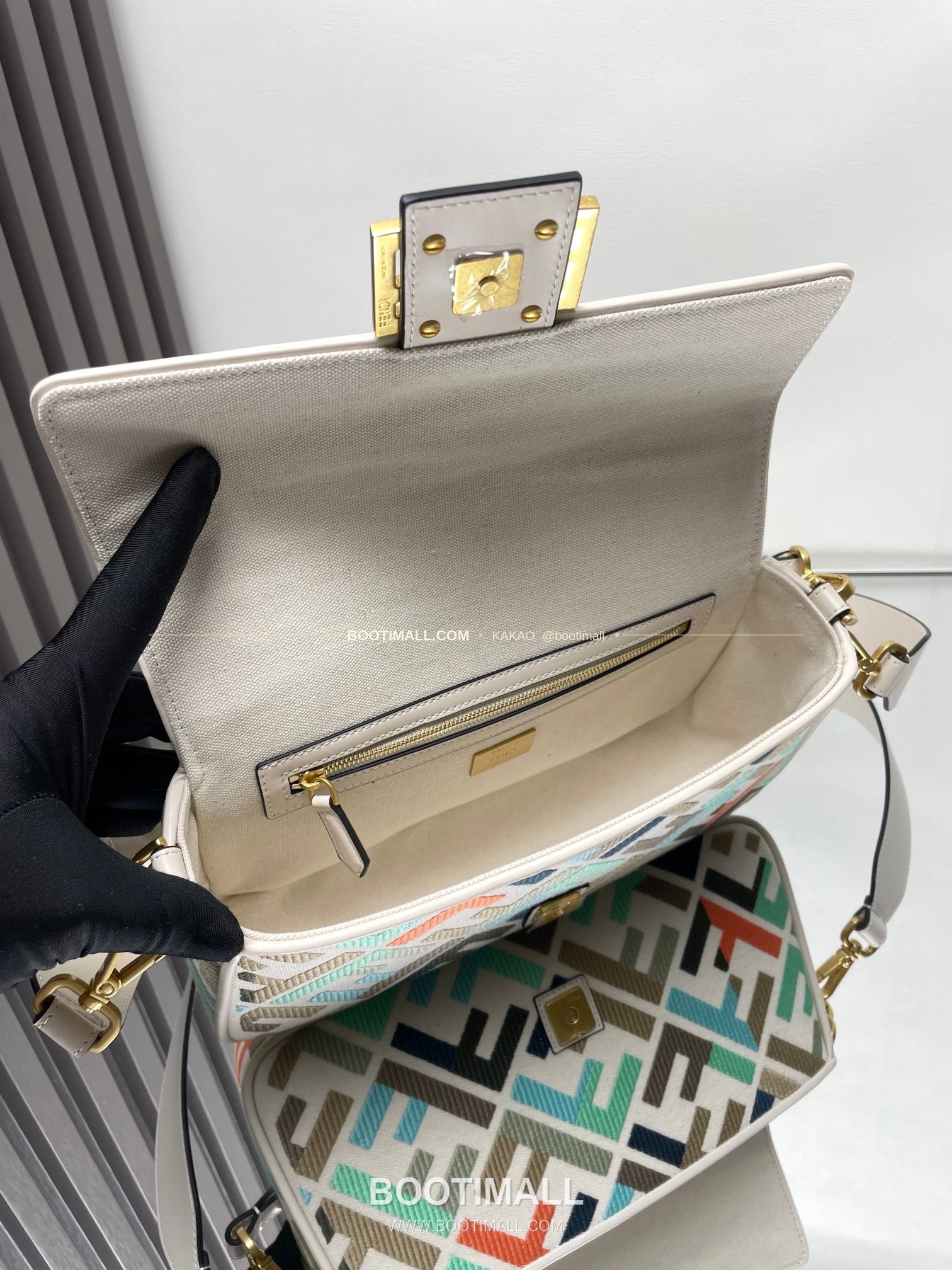 펜디 FF 자수 캔버스 플랩 바게트 숄더백 Fendi FF Embroidered Canvas Flap Baguette Shoulder Bag 0159A 27cm 6