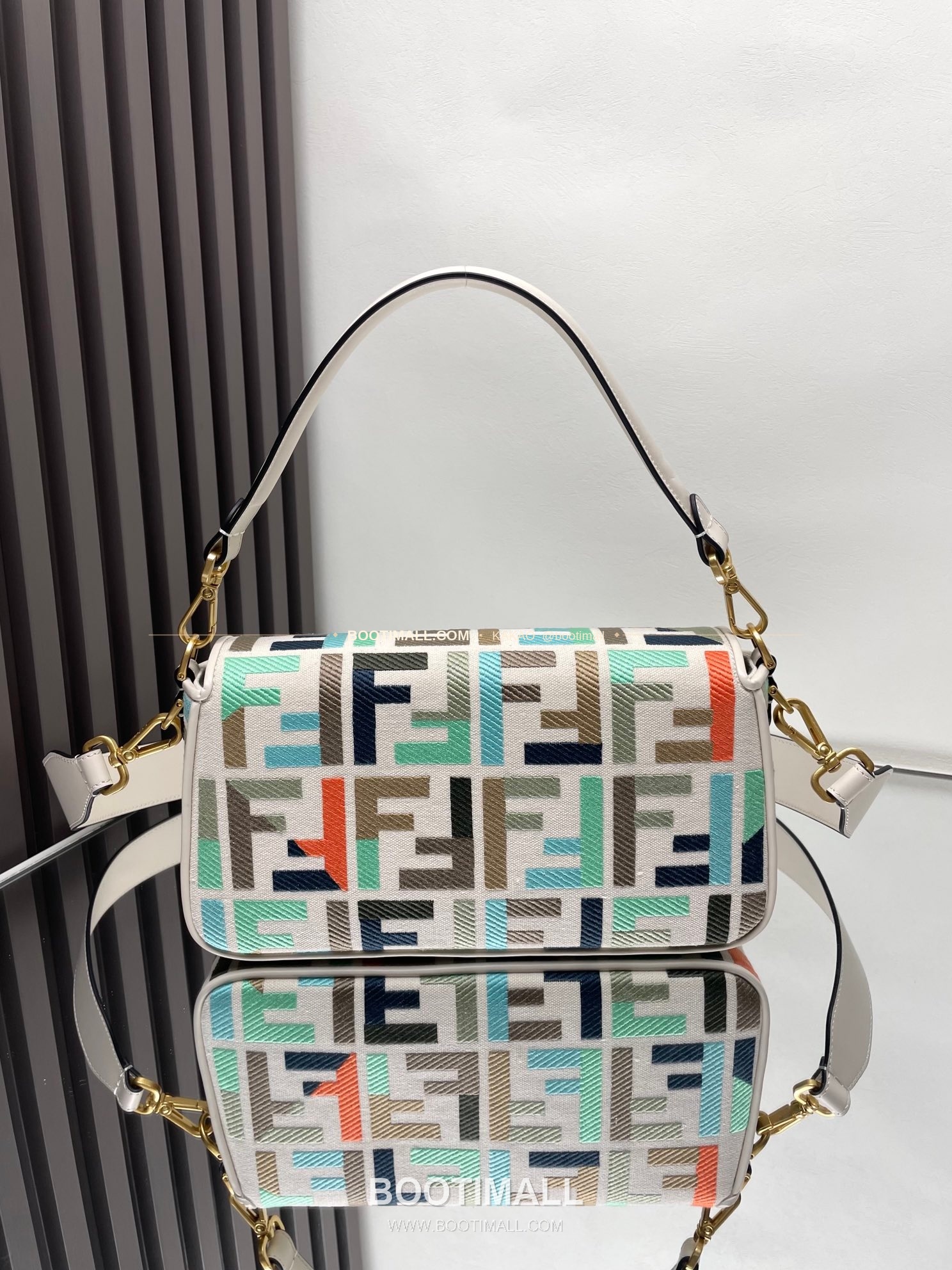 펜디 FF 자수 캔버스 플랩 바게트 숄더백 Fendi FF Embroidered Canvas Flap Baguette Shoulder Bag 0159A 27cm 9