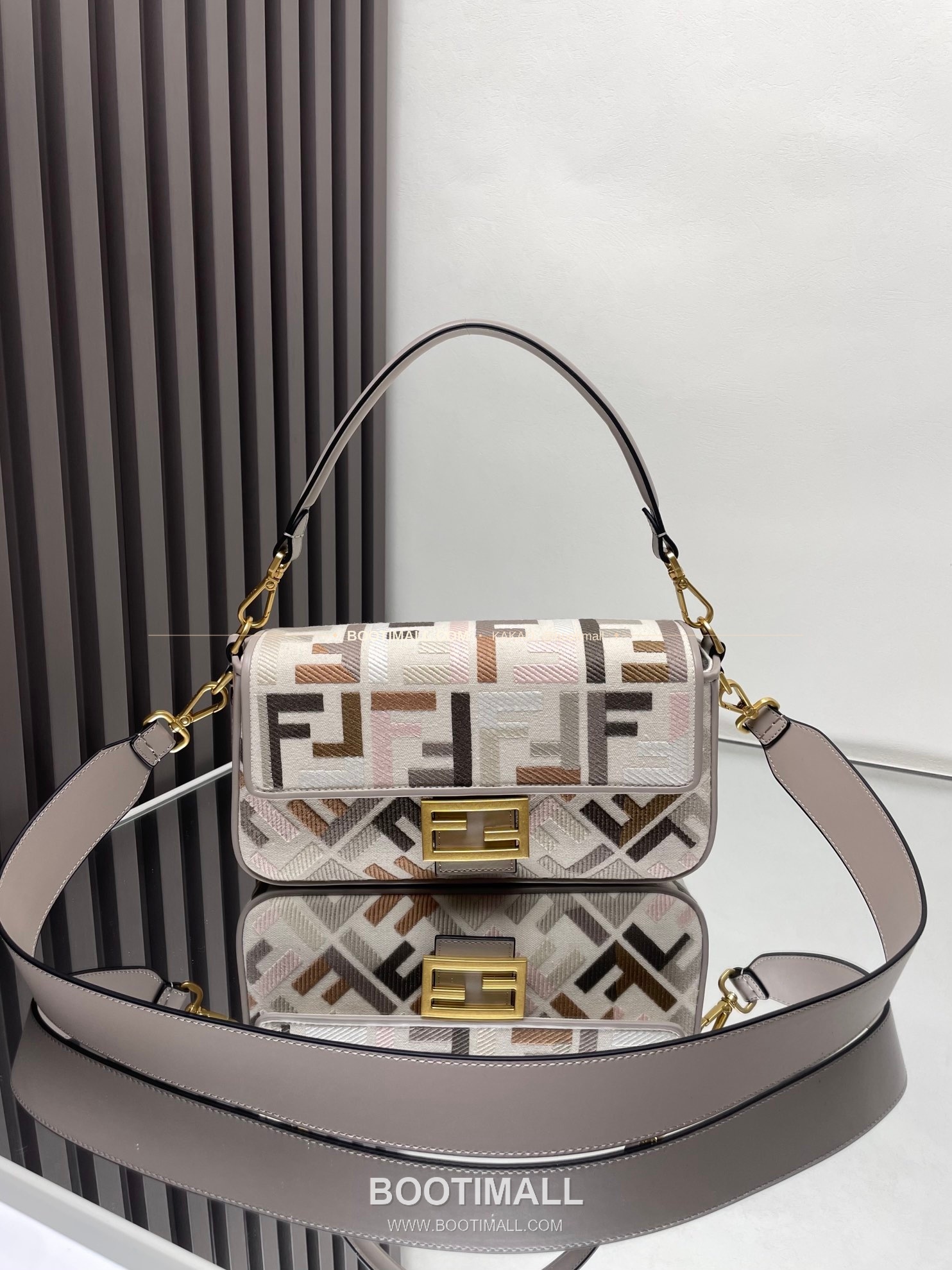 펜디 FF 자수 캔버스 플랩 바게트 숄더백 Fendi FF Embroidered Canvas Flap Baguette Shoulder Bag 0159A 27cm 1