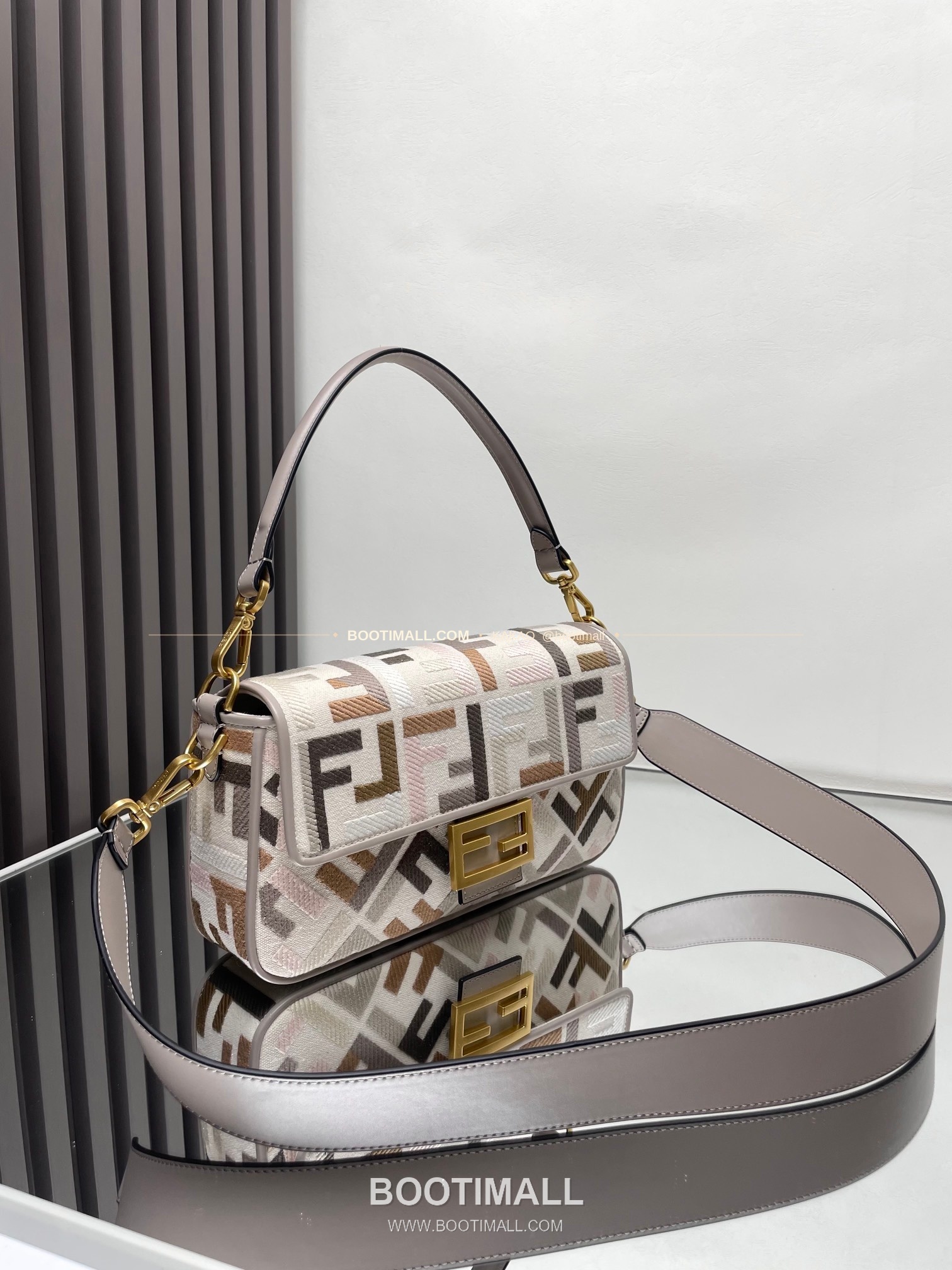 펜디 FF 자수 캔버스 플랩 바게트 숄더백 Fendi FF Embroidered Canvas Flap Baguette Shoulder Bag 0159A 27cm 2