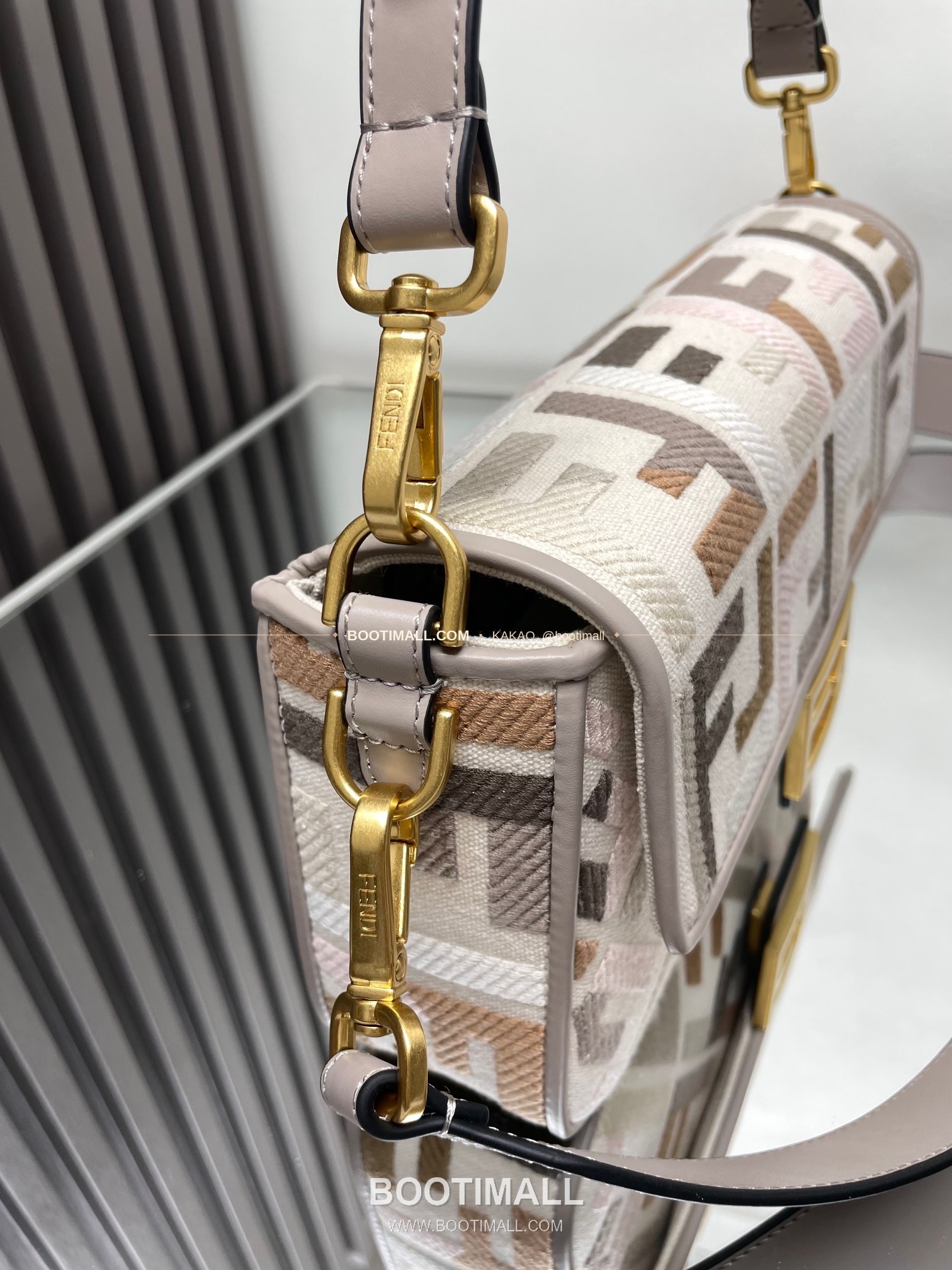 펜디 FF 자수 캔버스 플랩 바게트 숄더백 Fendi FF Embroidered Canvas Flap Baguette Shoulder Bag 0159A 27cm 3