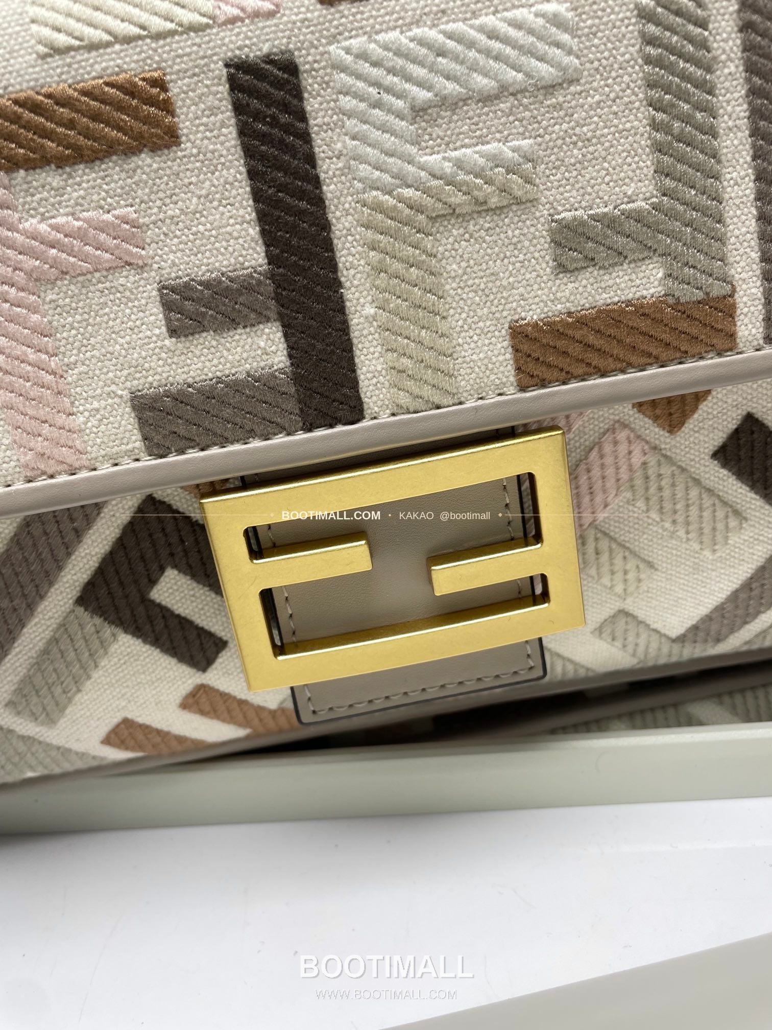 펜디 FF 자수 캔버스 플랩 바게트 숄더백 Fendi FF Embroidered Canvas Flap Baguette Shoulder Bag 0159A 27cm 4
