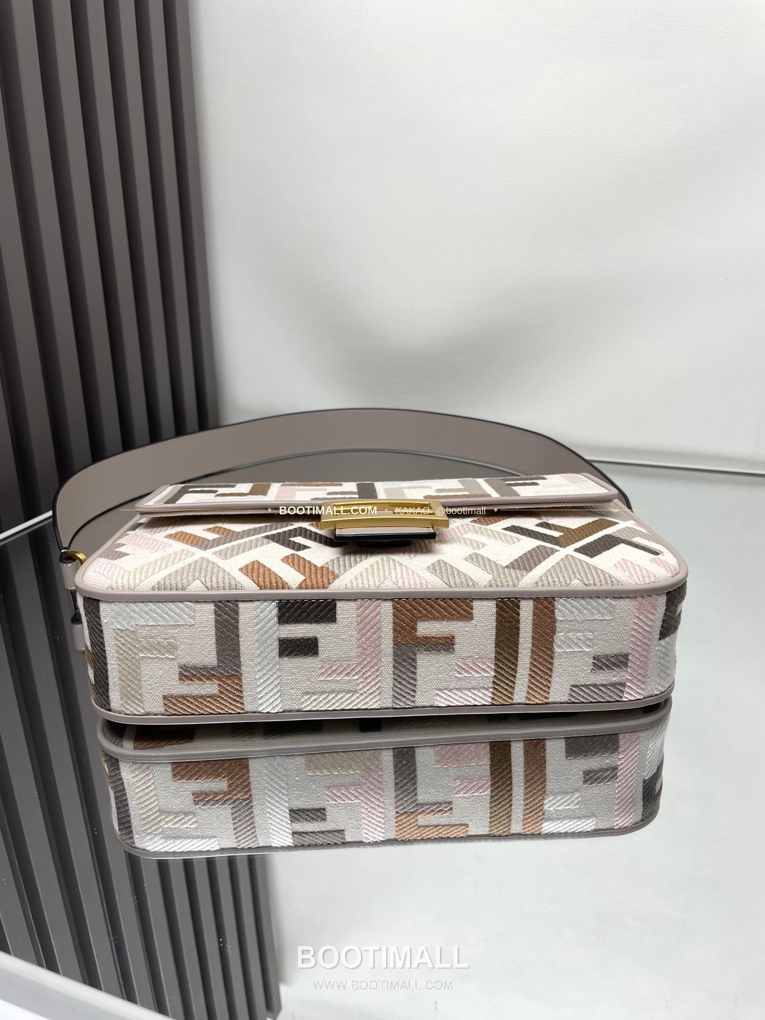 펜디 FF 자수 캔버스 플랩 바게트 숄더백 Fendi FF Embroidered Canvas Flap Baguette Shoulder Bag 0159A 27cm 5