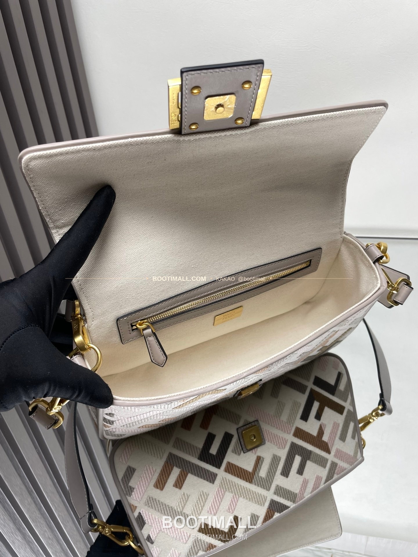 펜디 FF 자수 캔버스 플랩 바게트 숄더백 Fendi FF Embroidered Canvas Flap Baguette Shoulder Bag 0159A 27cm 6