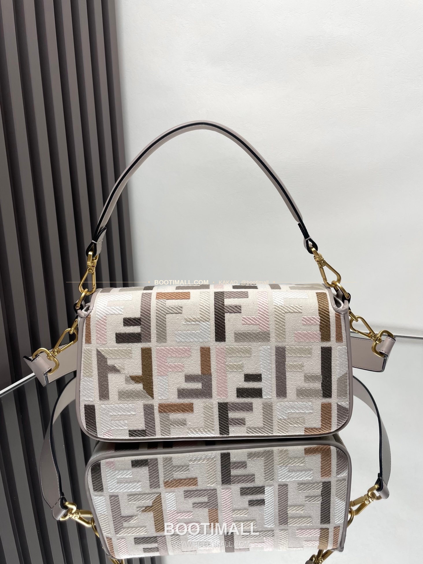 펜디 FF 자수 캔버스 플랩 바게트 숄더백 Fendi FF Embroidered Canvas Flap Baguette Shoulder Bag 0159A 27cm 9