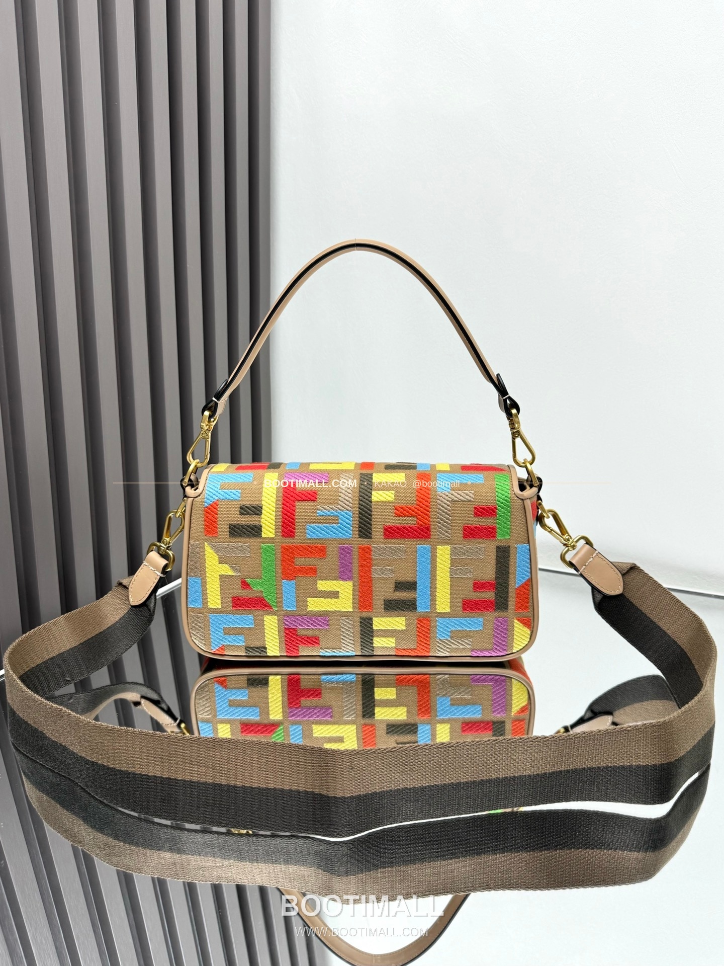 펜디 FF 자수 캔버스 플랩 바게트 숄더백 Fendi FF Embroidered Canvas Flap Baguette Shoulder Bag 0159A 27cm 3