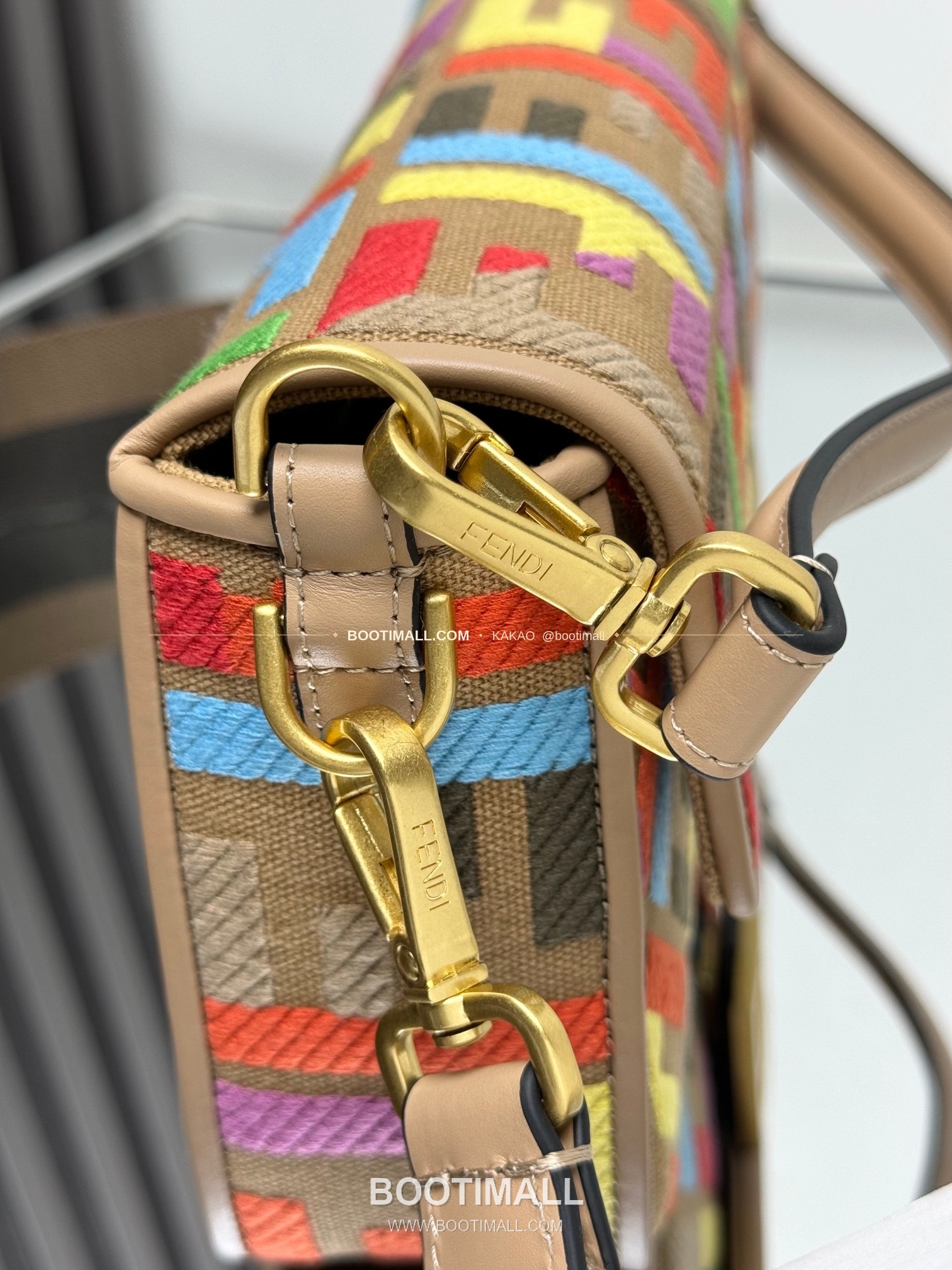 펜디 FF 자수 캔버스 플랩 바게트 숄더백 Fendi FF Embroidered Canvas Flap Baguette Shoulder Bag 0159A 27cm 4