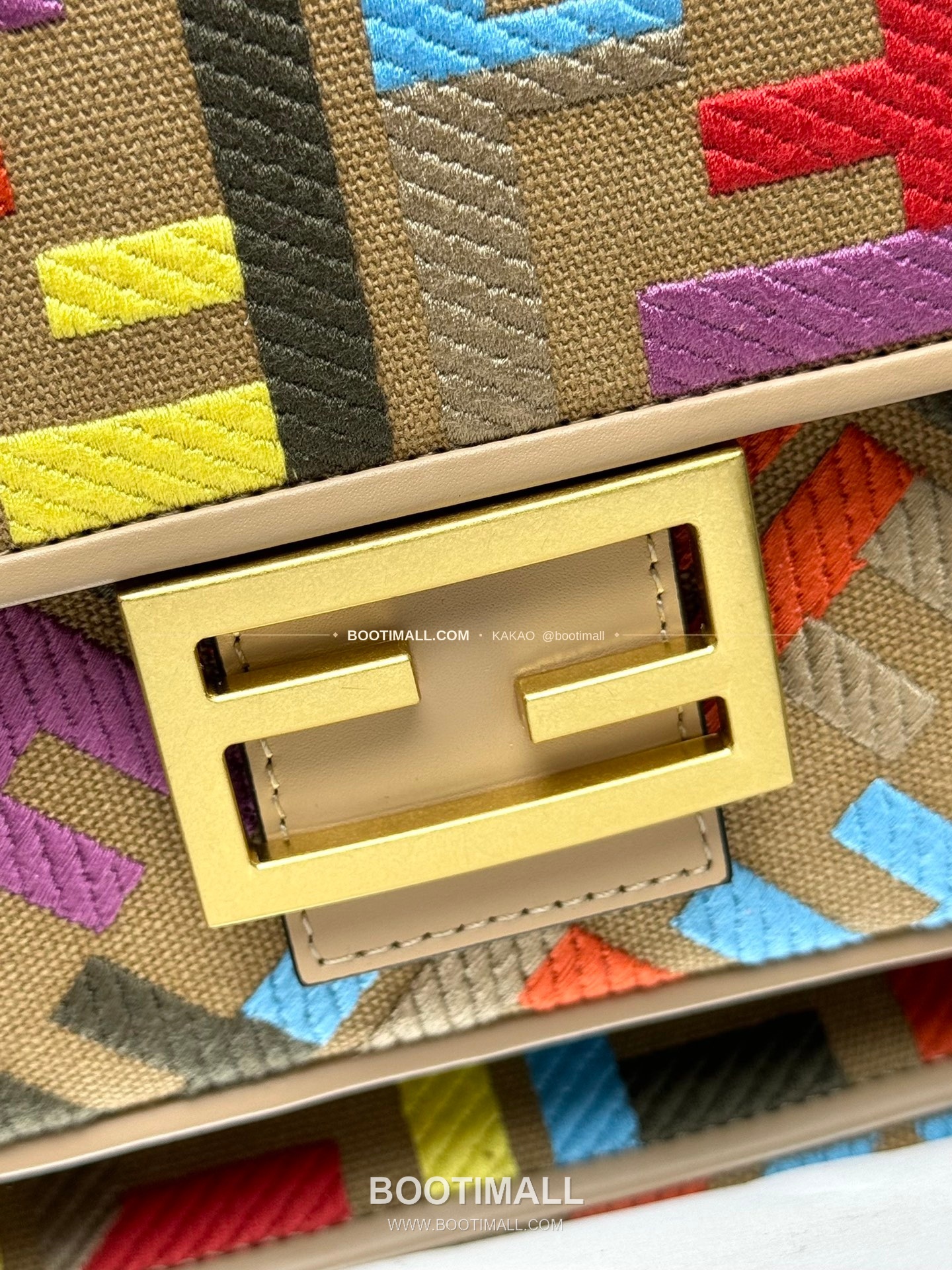 펜디 FF 자수 캔버스 플랩 바게트 숄더백 Fendi FF Embroidered Canvas Flap Baguette Shoulder Bag 0159A 27cm 6