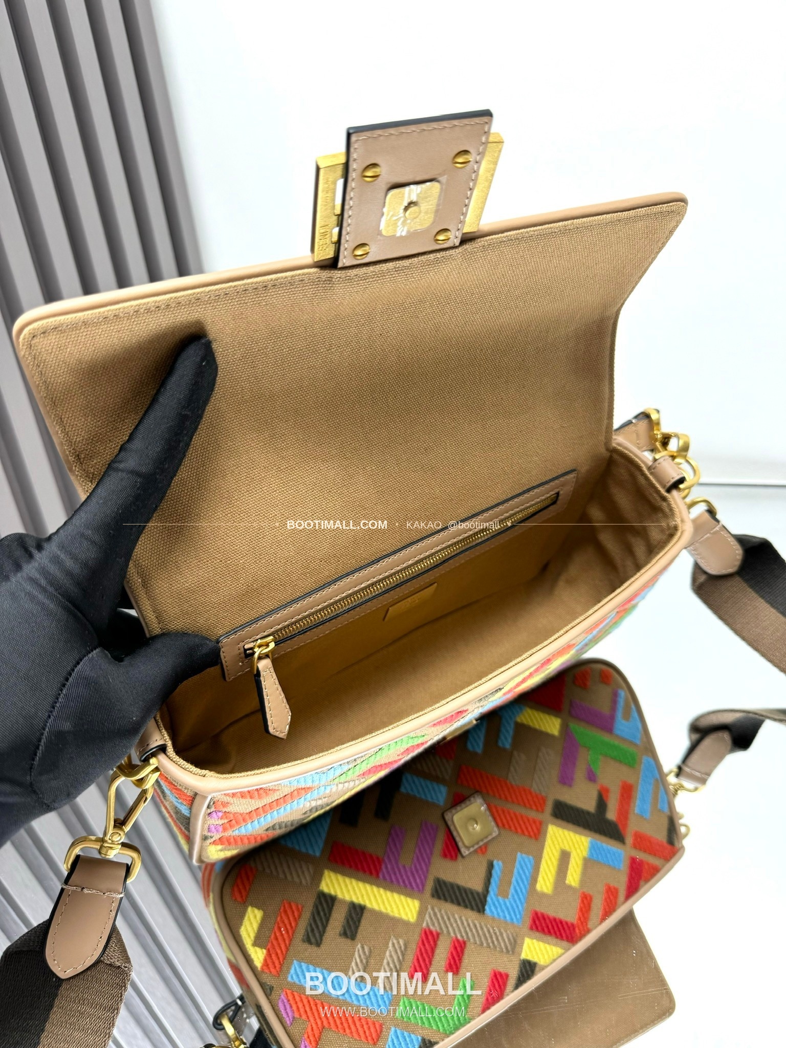 펜디 FF 자수 캔버스 플랩 바게트 숄더백 Fendi FF Embroidered Canvas Flap Baguette Shoulder Bag 0159A 27cm 8