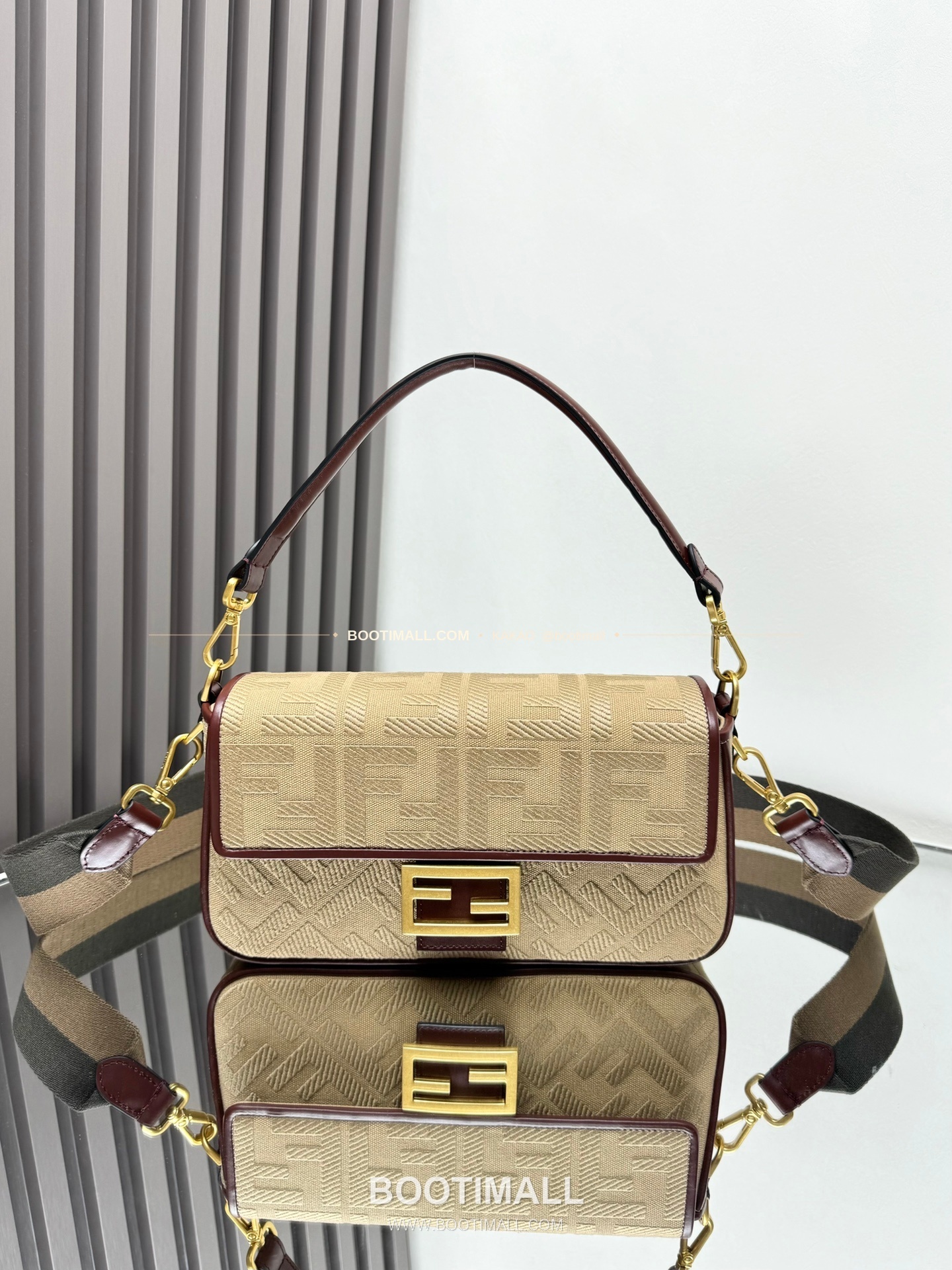 펜디 FF 자수 캔버스 플랩 바게트 숄더백 Fendi FF Embroidered Canvas Flap Baguette Shoulder Bag 0159A 27cm 1