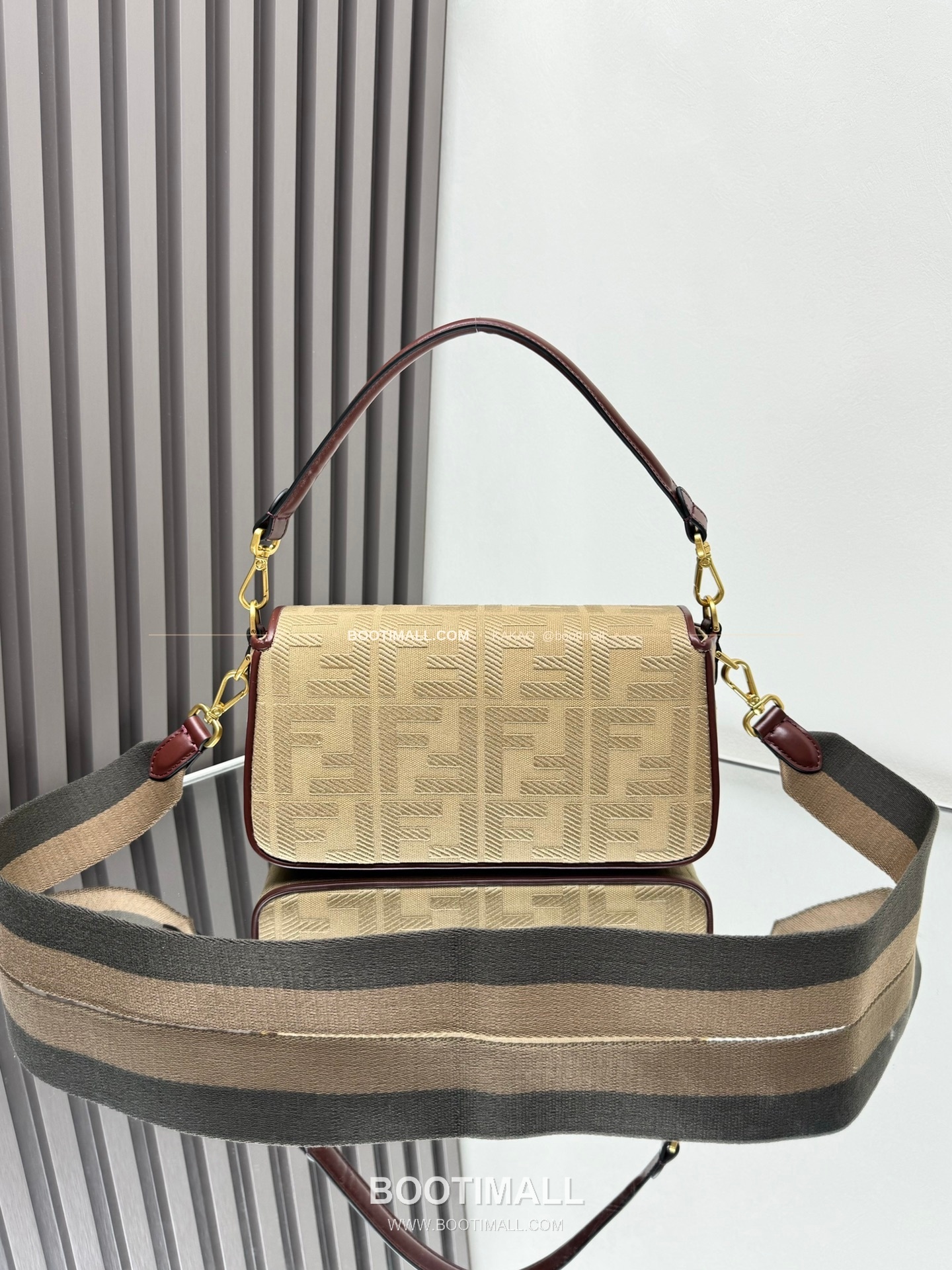 펜디 FF 자수 캔버스 플랩 바게트 숄더백 Fendi FF Embroidered Canvas Flap Baguette Shoulder Bag 0159A 27cm 3