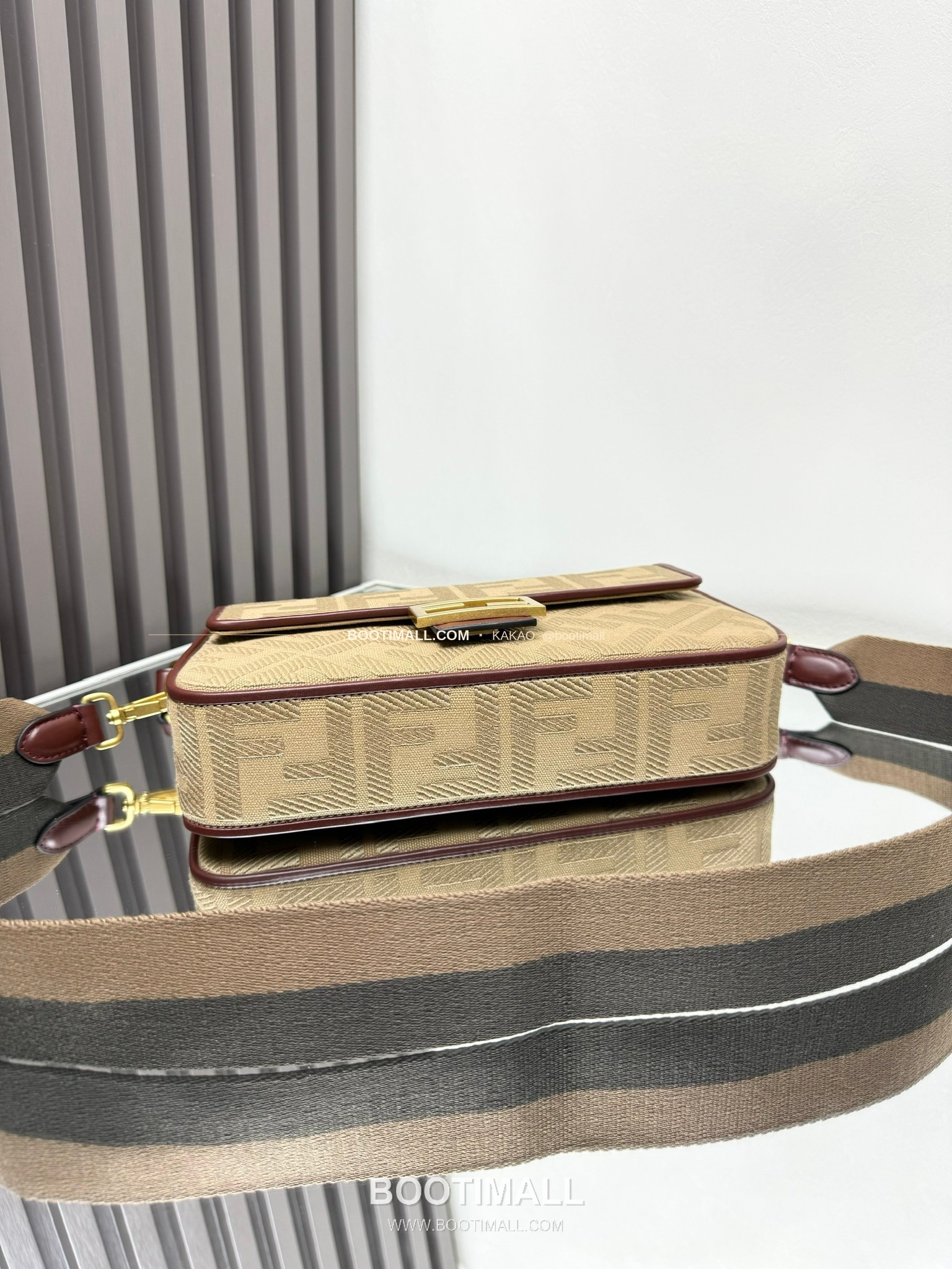 펜디 FF 자수 캔버스 플랩 바게트 숄더백 Fendi FF Embroidered Canvas Flap Baguette Shoulder Bag 0159A 27cm 4