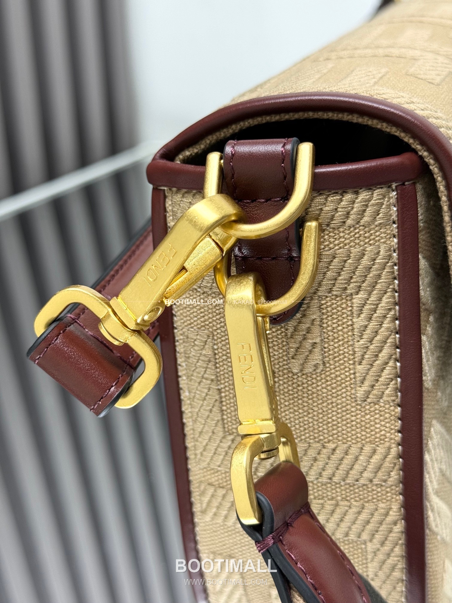 펜디 FF 자수 캔버스 플랩 바게트 숄더백 Fendi FF Embroidered Canvas Flap Baguette Shoulder Bag 0159A 27cm 5