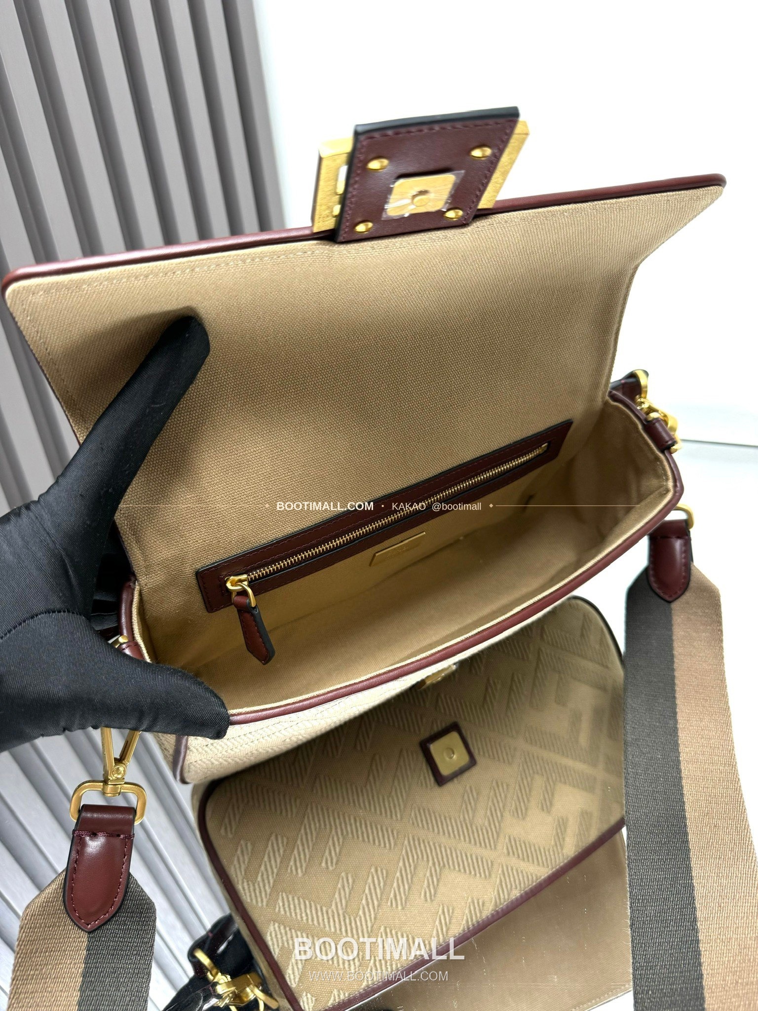 펜디 FF 자수 캔버스 플랩 바게트 숄더백 Fendi FF Embroidered Canvas Flap Baguette Shoulder Bag 0159A 27cm 6