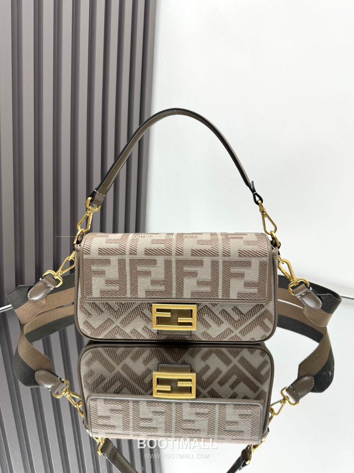 펜디 FF 자수 캔버스 플랩 바게트 숄더백 Fendi FF Embroidered Canvas Flap Baguette Shoulder Bag 0159A 27cm 1