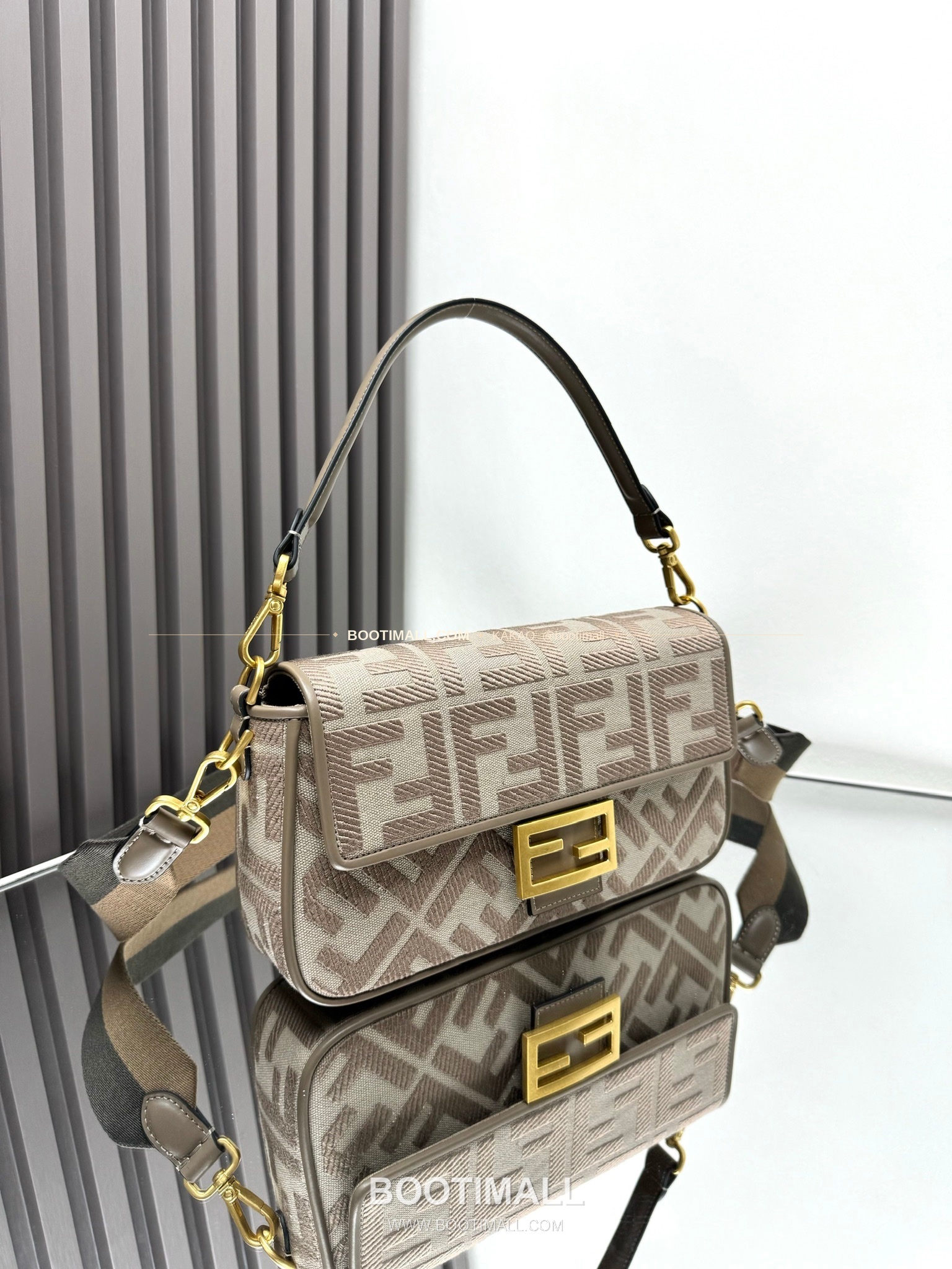 펜디 FF 자수 캔버스 플랩 바게트 숄더백 Fendi FF Embroidered Canvas Flap Baguette Shoulder Bag 0159A 27cm 2