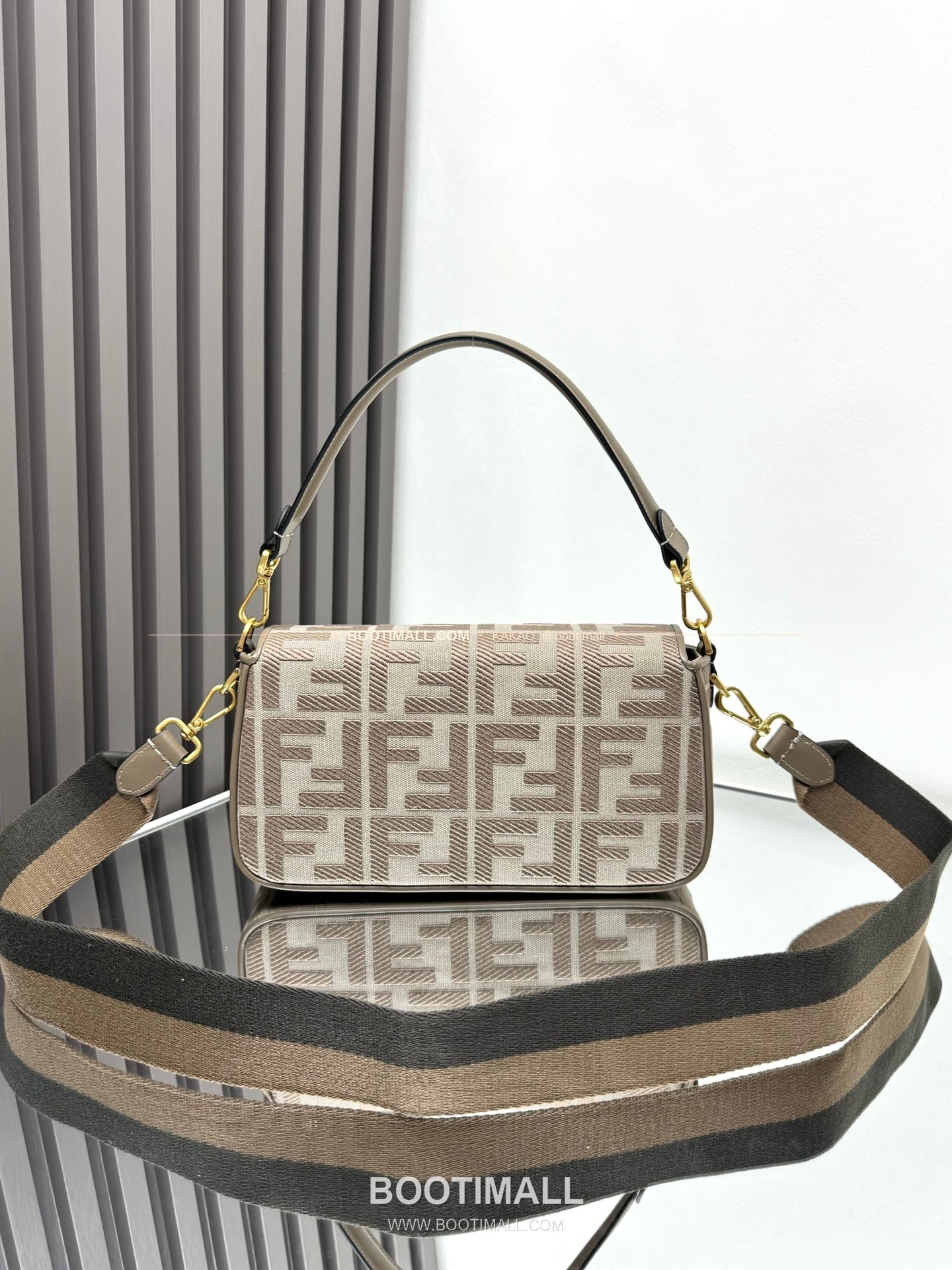 펜디 FF 자수 캔버스 플랩 바게트 숄더백 Fendi FF Embroidered Canvas Flap Baguette Shoulder Bag 0159A 27cm 3