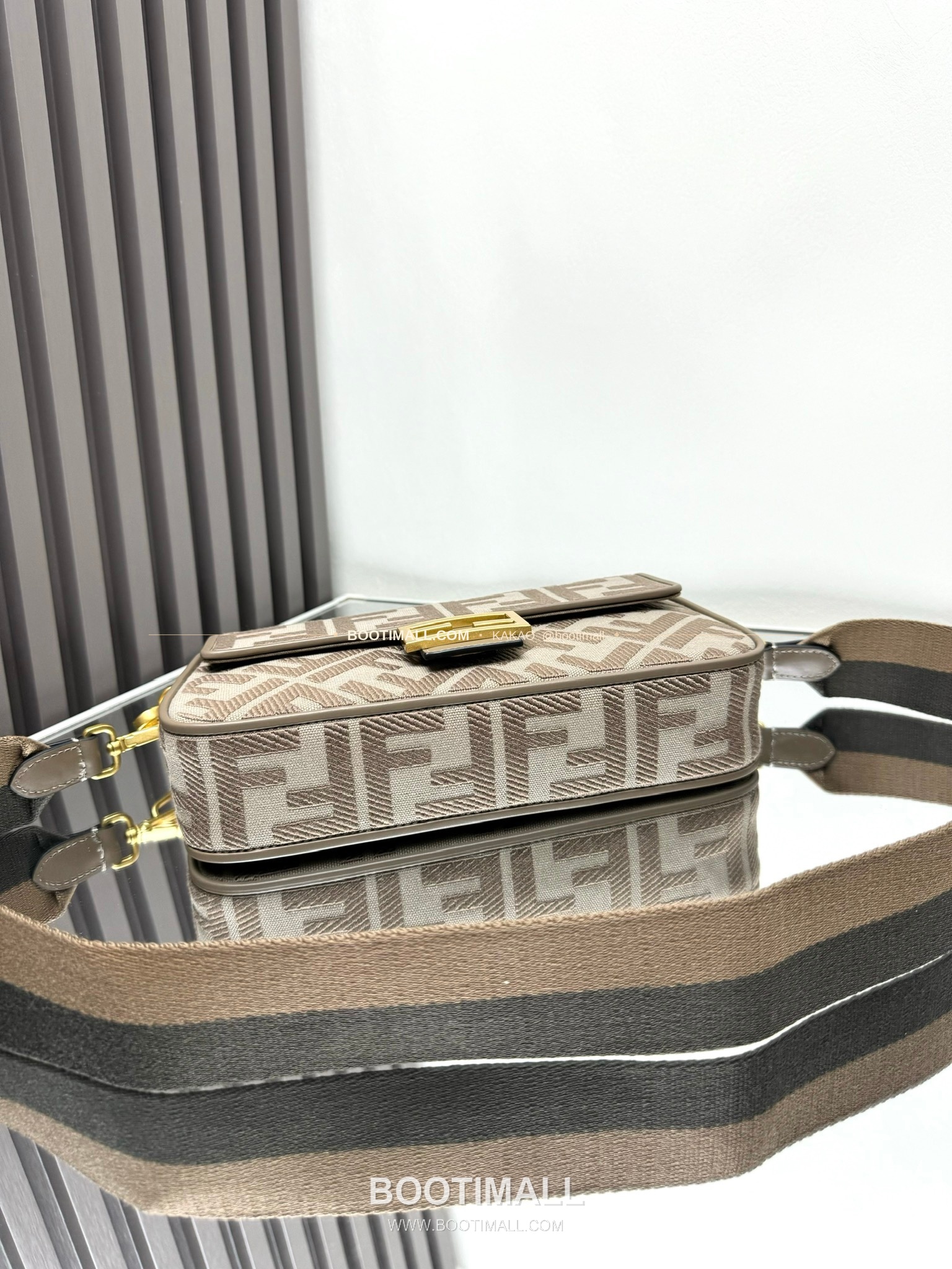 펜디 FF 자수 캔버스 플랩 바게트 숄더백 Fendi FF Embroidered Canvas Flap Baguette Shoulder Bag 0159A 27cm 4