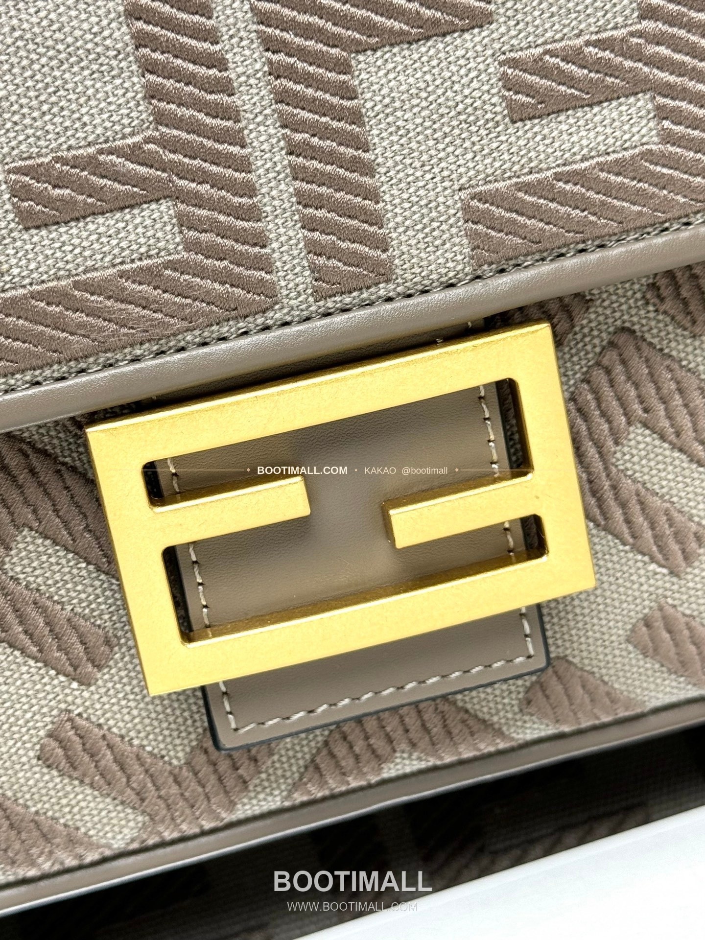 펜디 FF 자수 캔버스 플랩 바게트 숄더백 Fendi FF Embroidered Canvas Flap Baguette Shoulder Bag 0159A 27cm 5