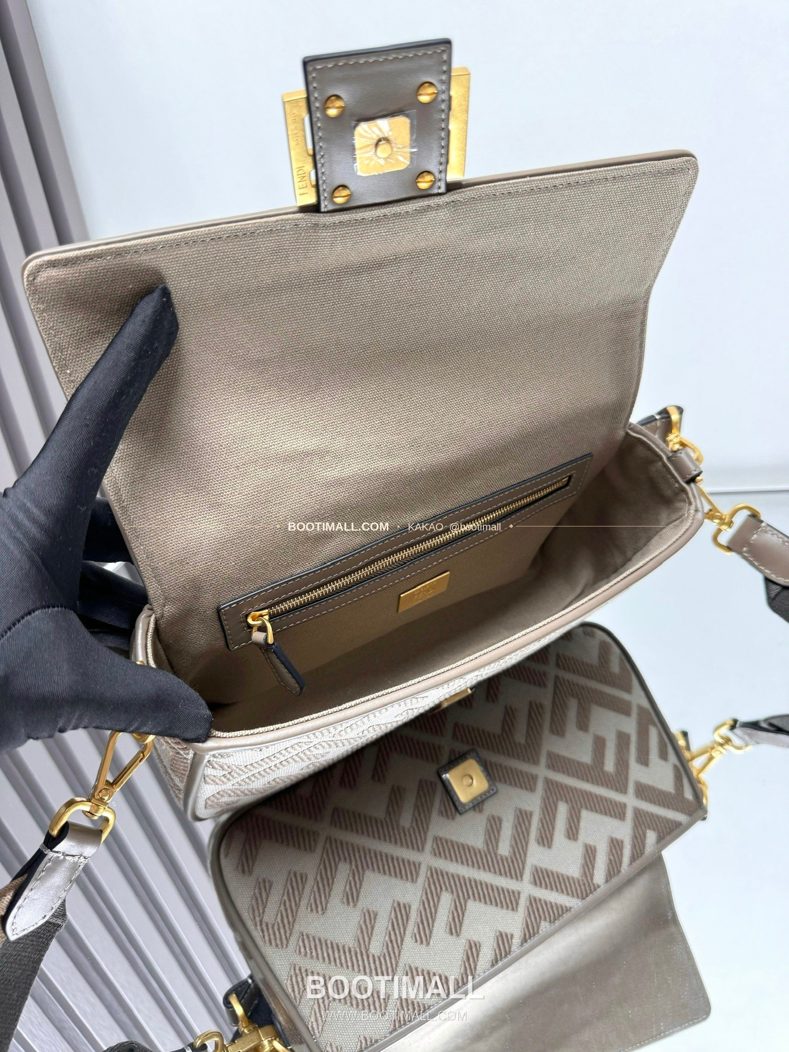 펜디 FF 자수 캔버스 플랩 바게트 숄더백 Fendi FF Embroidered Canvas Flap Baguette Shoulder Bag 0159A 27cm 7