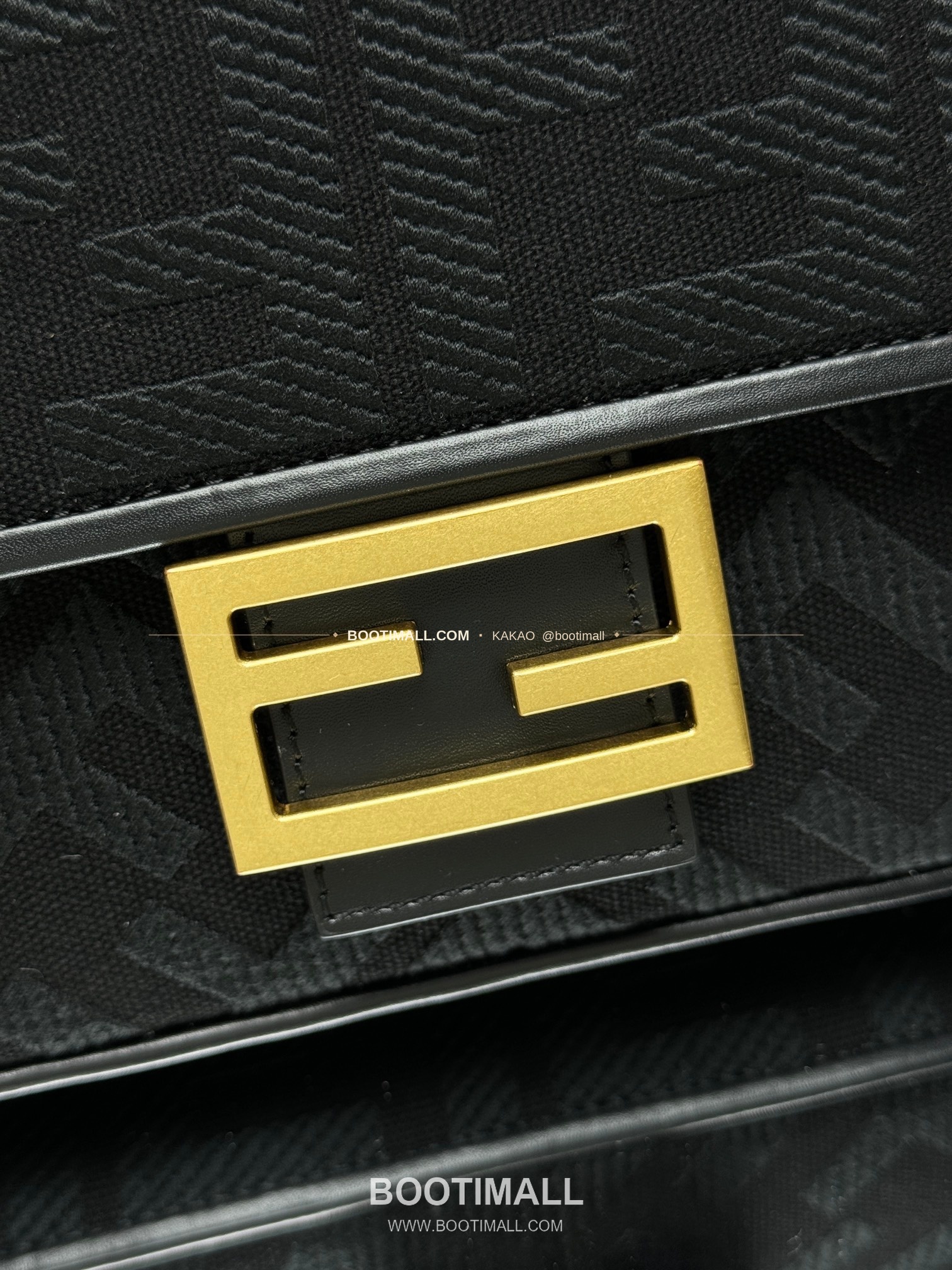 펜디 FF 자수 캔버스 플랩 바게트 숄더백 Fendi FF Embroidered Canvas Flap Baguette Shoulder Bag 0159A 27cm 3