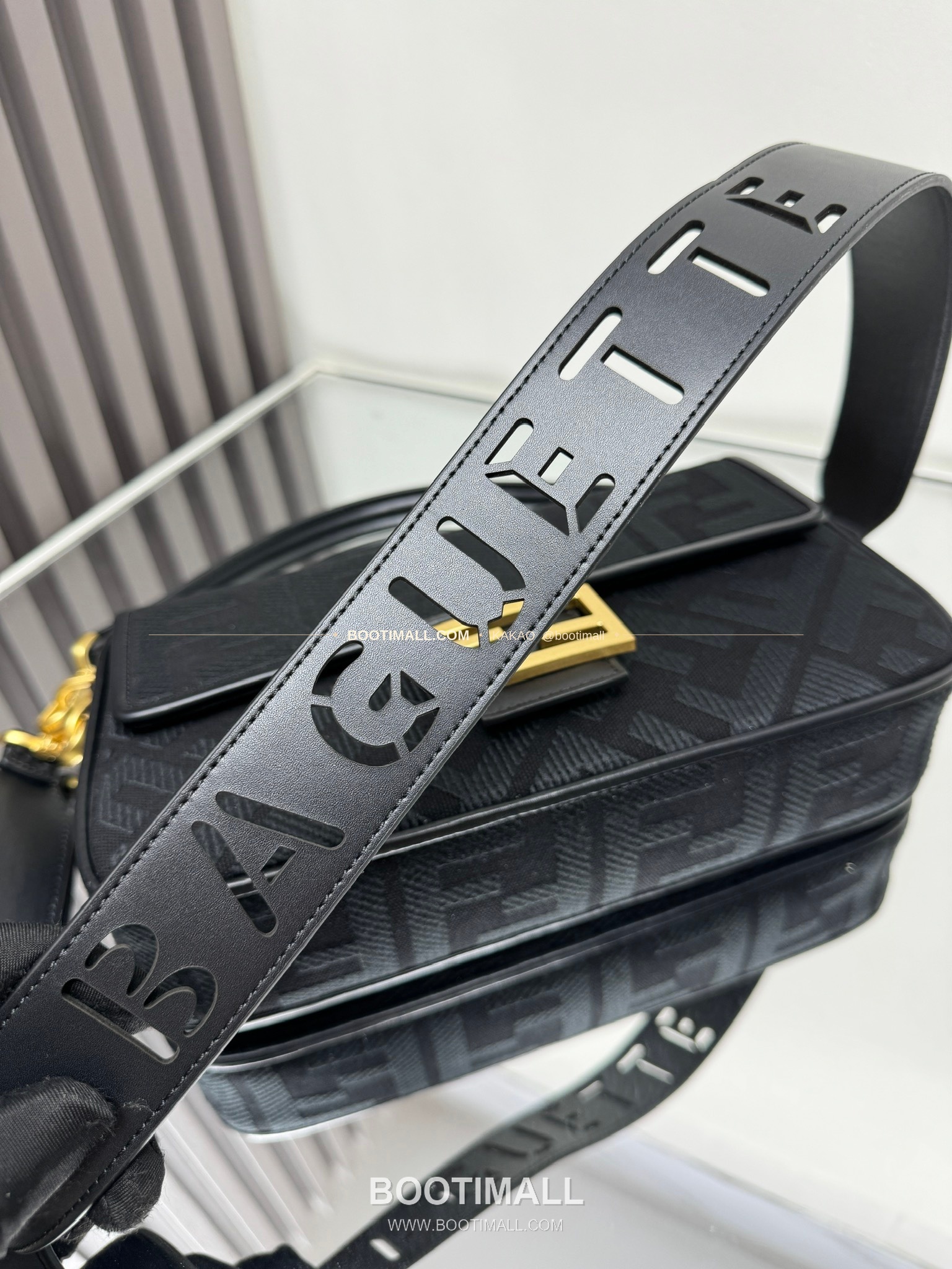 펜디 FF 자수 캔버스 플랩 바게트 숄더백 Fendi FF Embroidered Canvas Flap Baguette Shoulder Bag 0159A 27cm 4