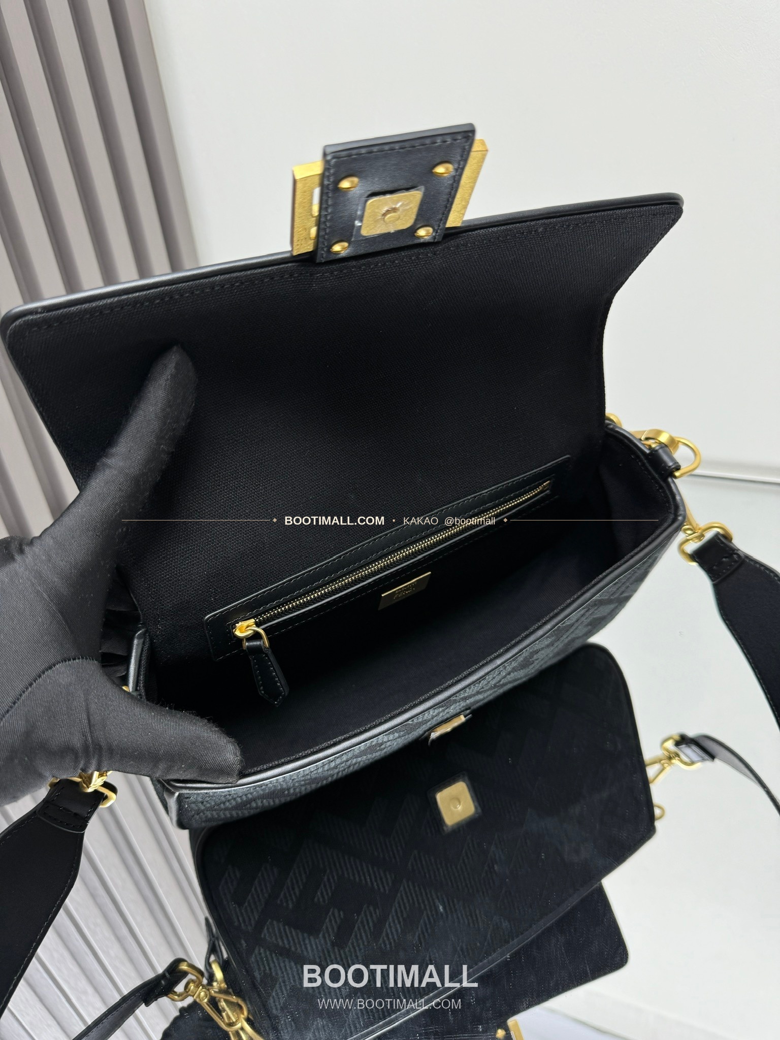 펜디 FF 자수 캔버스 플랩 바게트 숄더백 Fendi FF Embroidered Canvas Flap Baguette Shoulder Bag 0159A 27cm 7