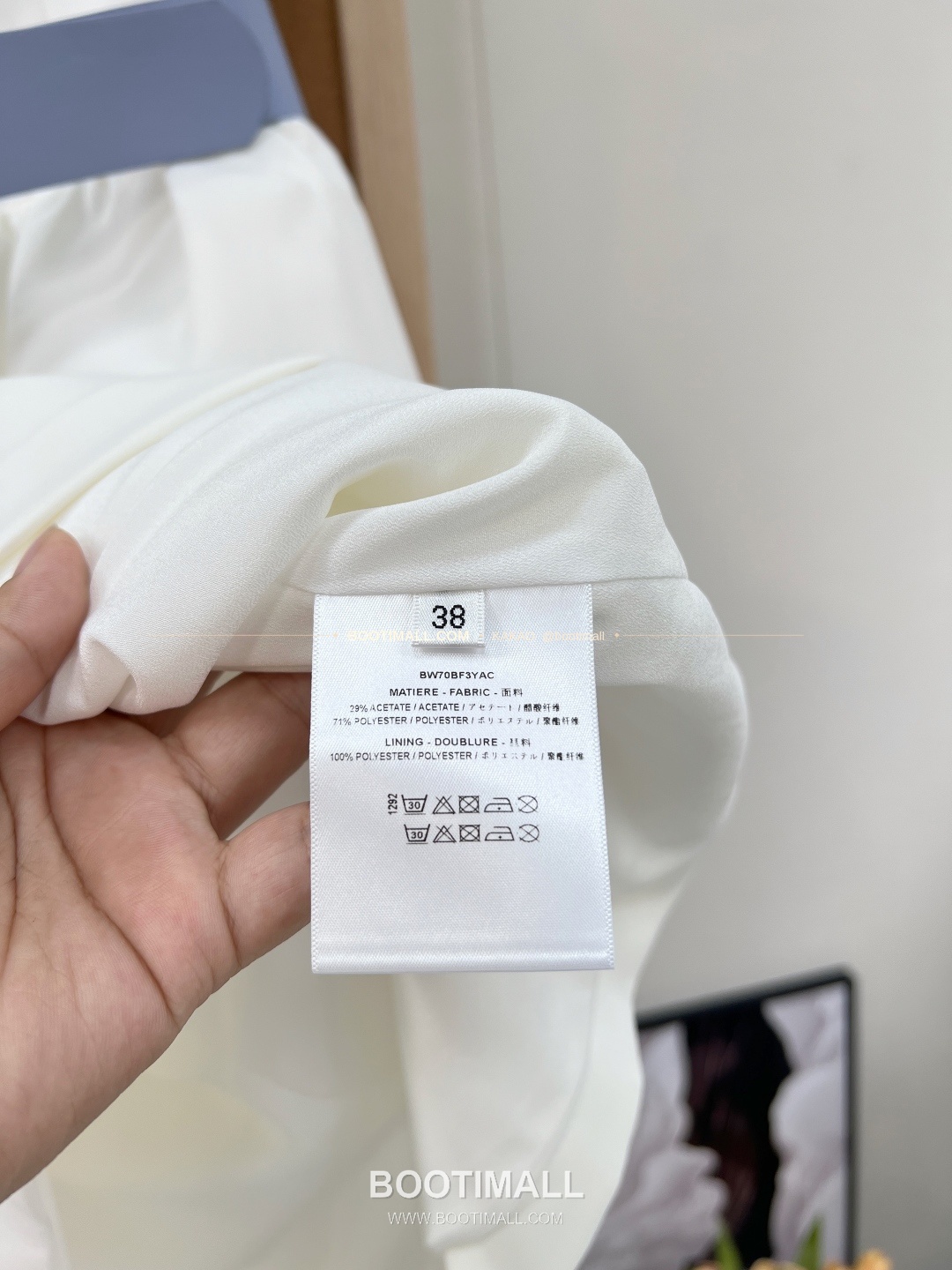 셀린느 2026SS 벨티드 슬리브리스 플레어 미디 원피스 화이트 Celine 2026 SS Belted Sleeveless Flare Midi Dress White 18