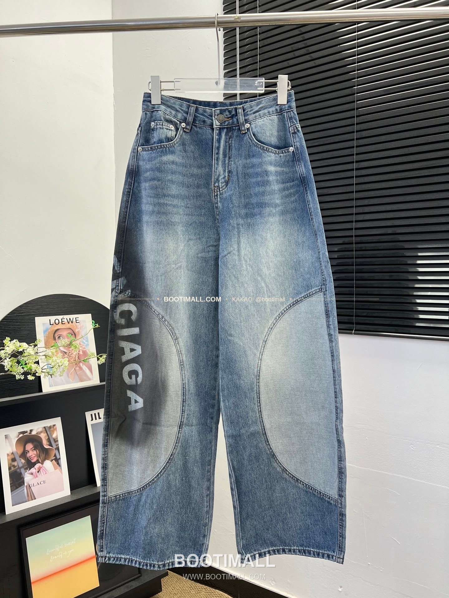 발렌시아가 2026SS 코튼 그래피티 워싱 와이드 커브드 데님 팬츠 Balenciaga 2026 SS Cotton Graffiti Washed Wide Curved Denim Pants 4