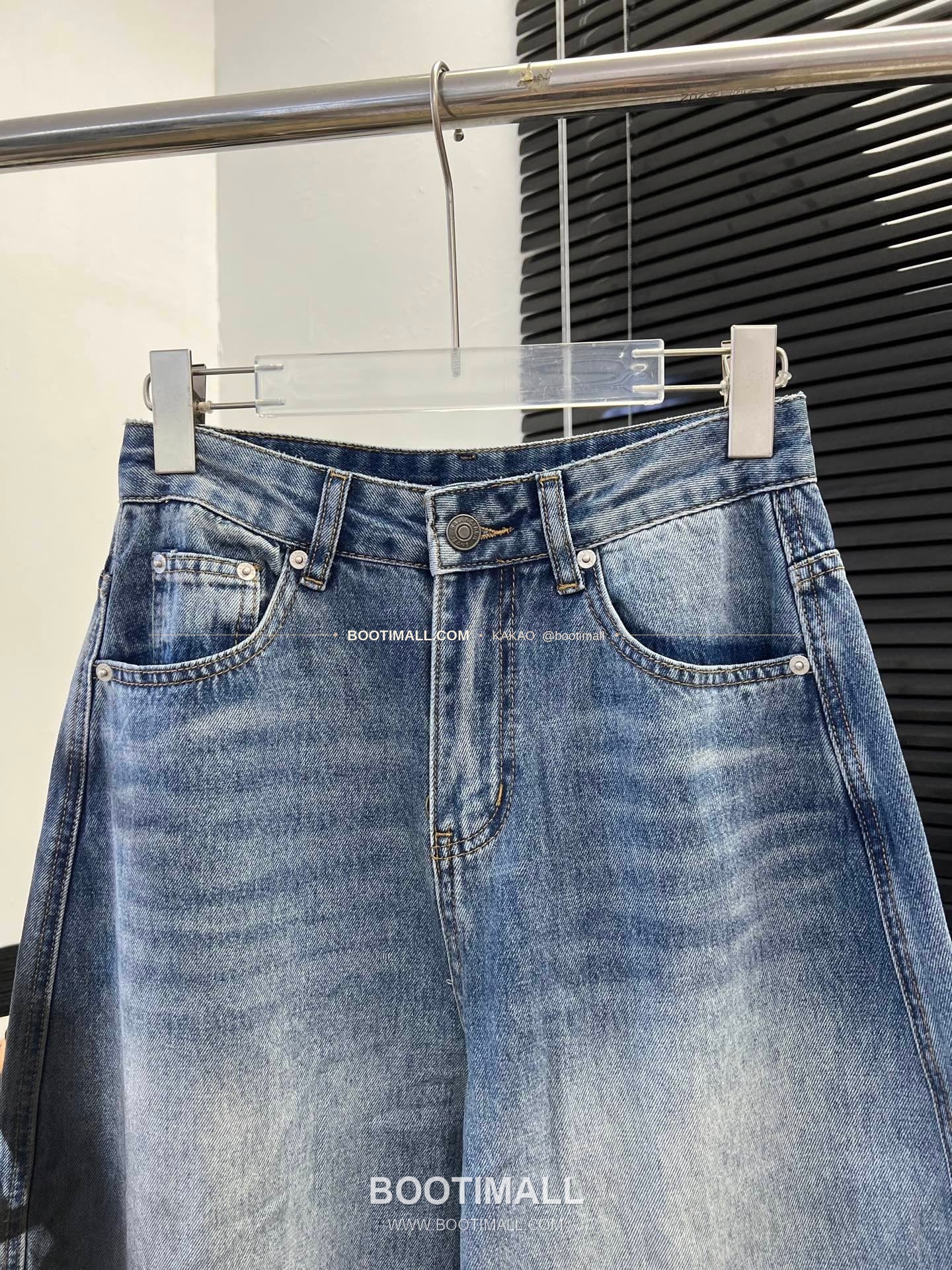 발렌시아가 2026SS 코튼 그래피티 워싱 와이드 커브드 데님 팬츠 Balenciaga 2026 SS Cotton Graffiti Washed Wide Curved Denim Pants 5