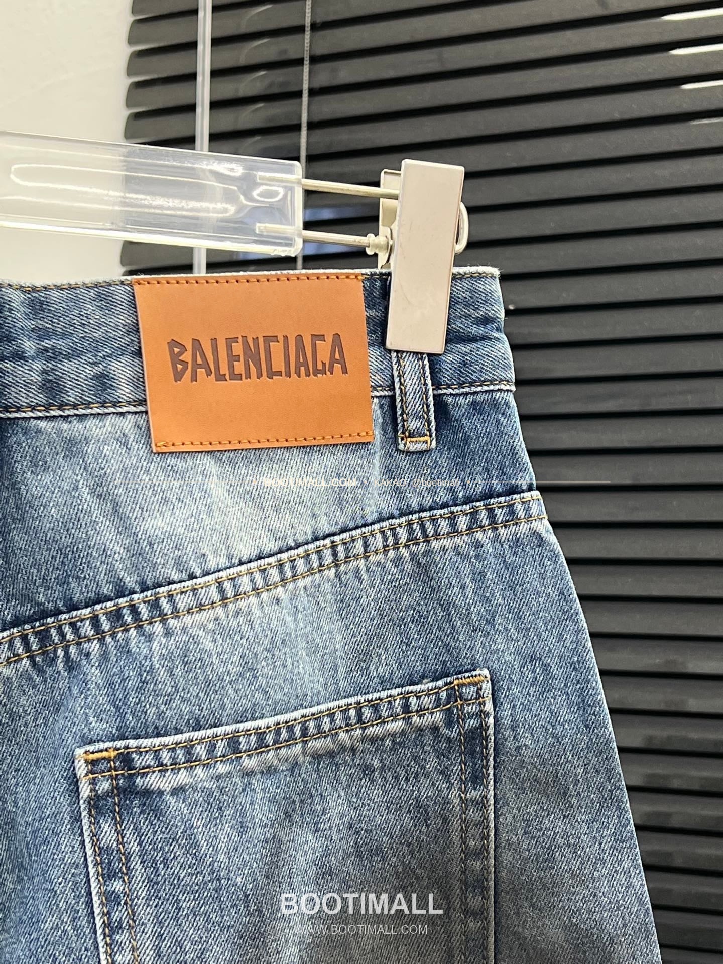 발렌시아가 2026SS 코튼 그래피티 워싱 와이드 커브드 데님 팬츠 Balenciaga 2026 SS Cotton Graffiti Washed Wide Curved Denim Pants 8