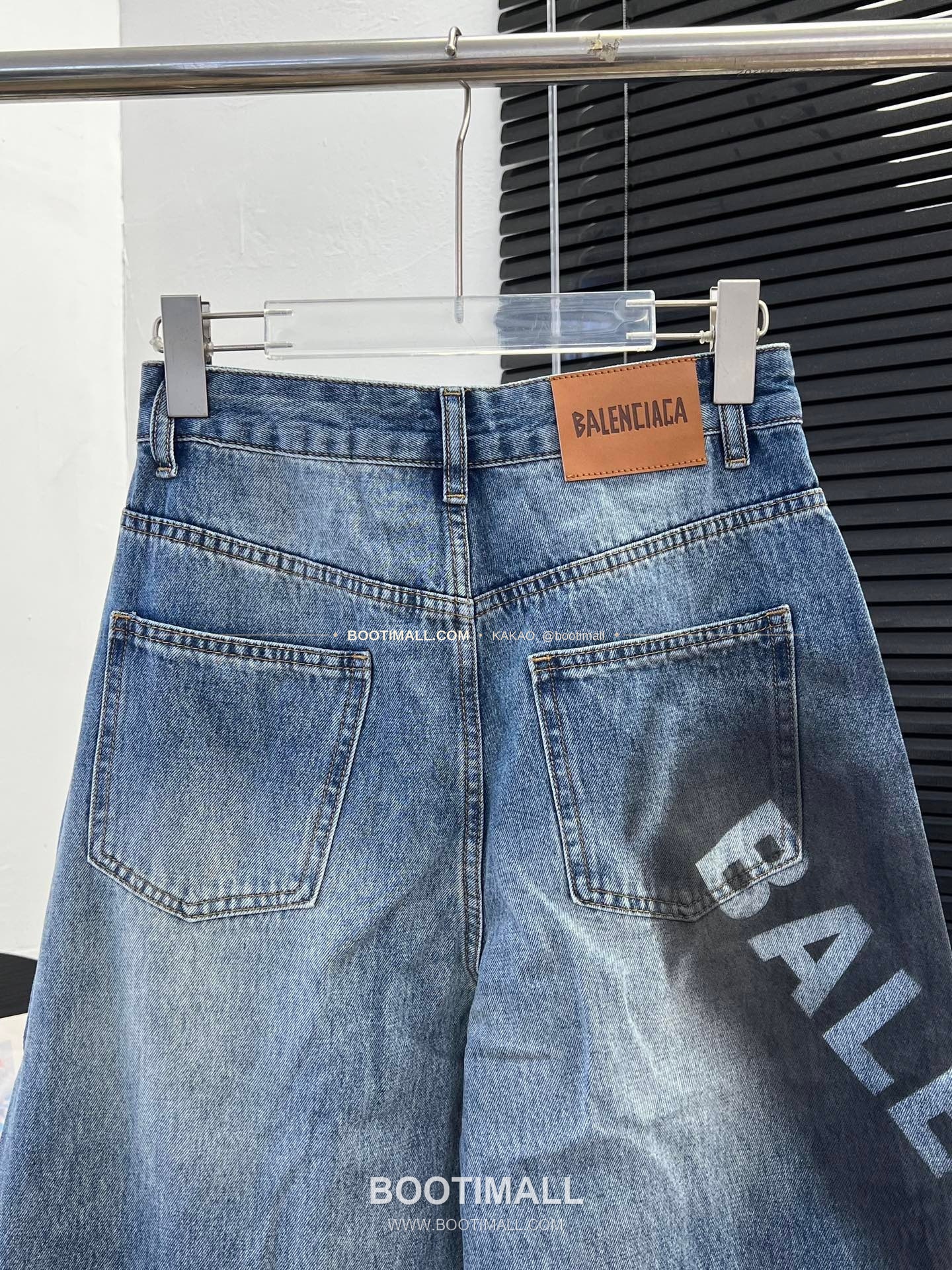 발렌시아가 2026SS 코튼 그래피티 워싱 와이드 커브드 데님 팬츠 Balenciaga 2026 SS Cotton Graffiti Washed Wide Curved Denim Pants 9