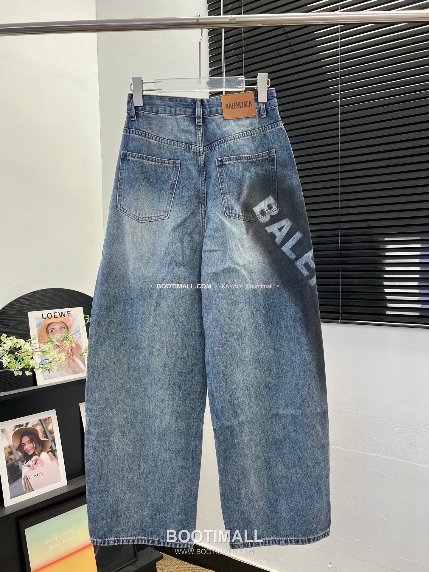 발렌시아가 2026SS 코튼 그래피티 워싱 와이드 커브드 데님 팬츠 Balenciaga 2026 SS Cotton Graffiti Washed Wide Curved Denim Pants 10