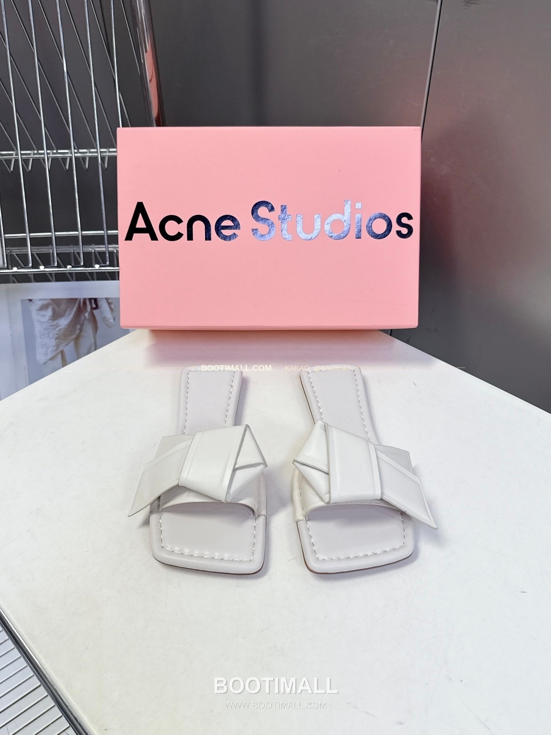 아크네스튜디오 레더 보우 스트랩 스퀘어토 플랫 슬리퍼 Acne Studios Leather Bow Strap Square Toe Flat Sandals 1
