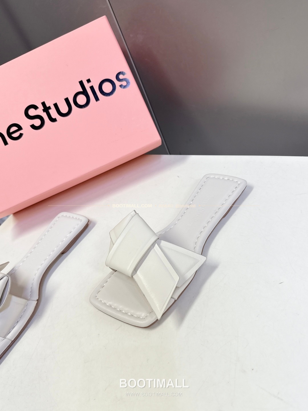 아크네스튜디오 레더 보우 스트랩 스퀘어토 플랫 슬리퍼 Acne Studios Leather Bow Strap Square Toe Flat Sandals 3