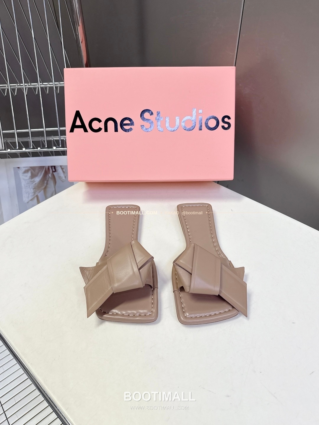 아크네스튜디오 레더 보우 스트랩 스퀘어토 플랫 슬리퍼 Acne Studios Leather Bow Strap Square Toe Flat Sandals 1