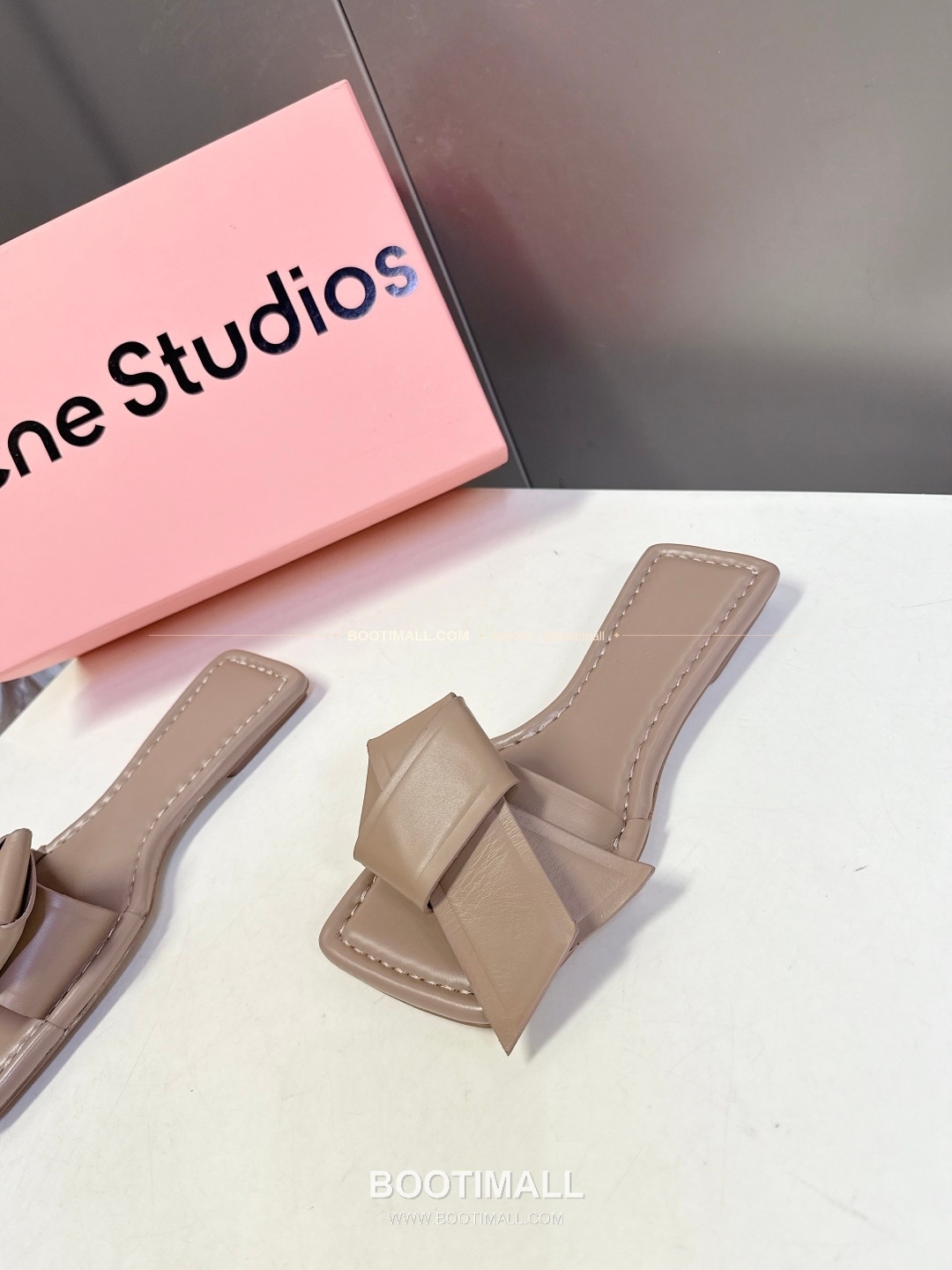 아크네스튜디오 레더 보우 스트랩 스퀘어토 플랫 슬리퍼 Acne Studios Leather Bow Strap Square Toe Flat Sandals 3