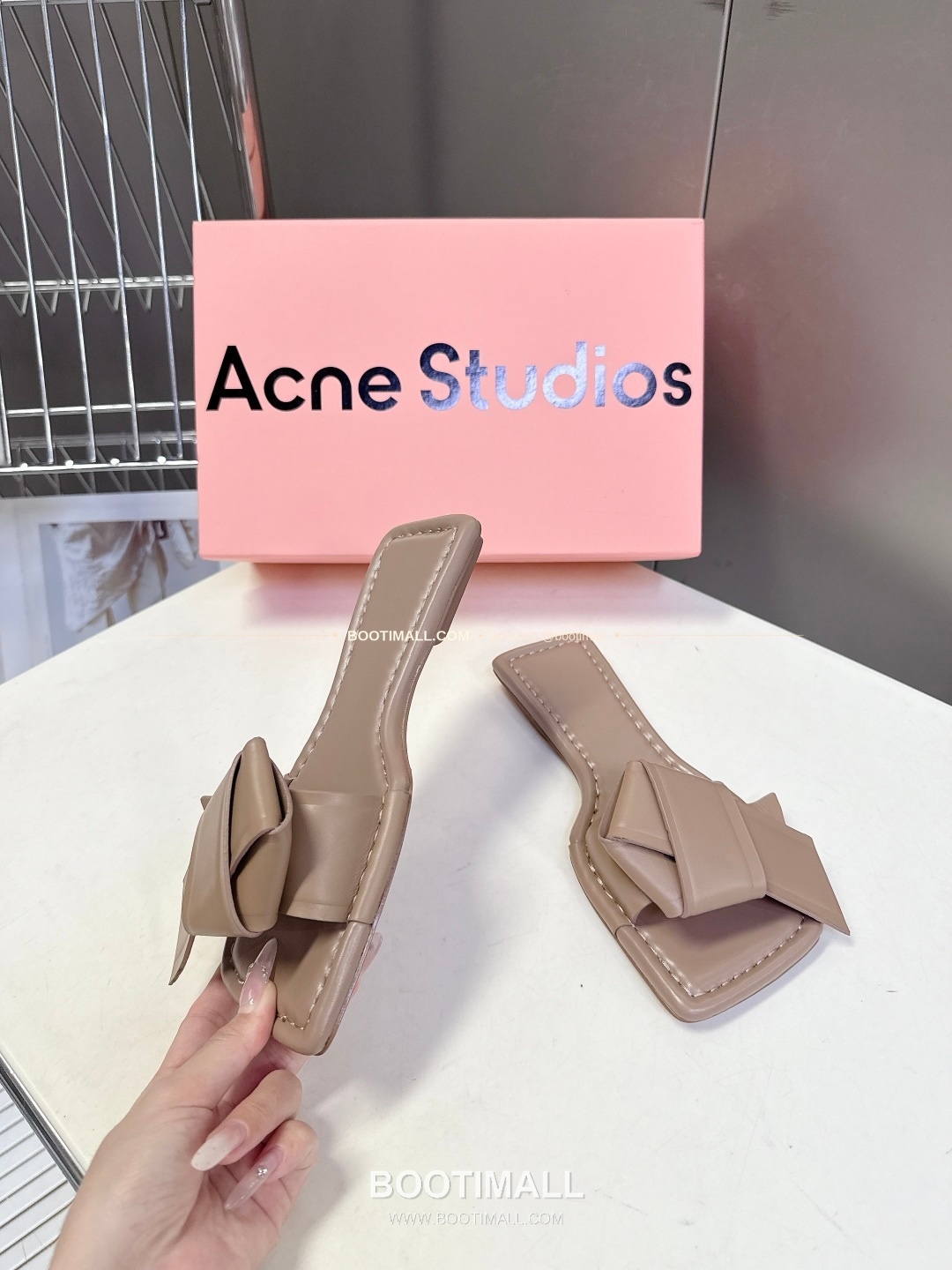 아크네스튜디오 레더 보우 스트랩 스퀘어토 플랫 슬리퍼 Acne Studios Leather Bow Strap Square Toe Flat Sandals 4