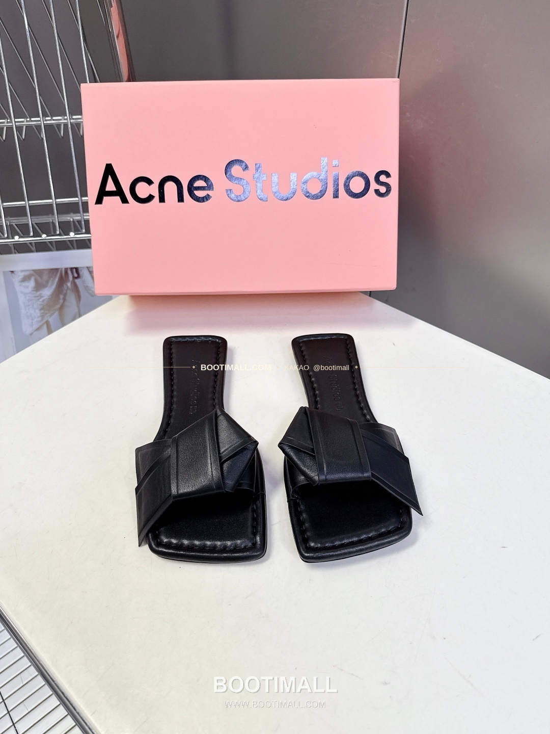 아크네스튜디오 레더 보우 스트랩 스퀘어토 플랫 슬리퍼 Acne Studios Leather Bow Strap Square Toe Flat Sandals 1