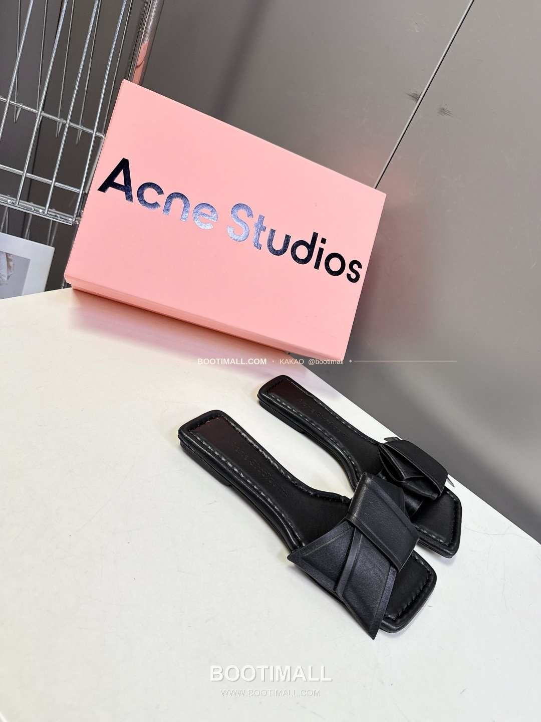 아크네스튜디오 레더 보우 스트랩 스퀘어토 플랫 슬리퍼 Acne Studios Leather Bow Strap Square Toe Flat Sandals 2