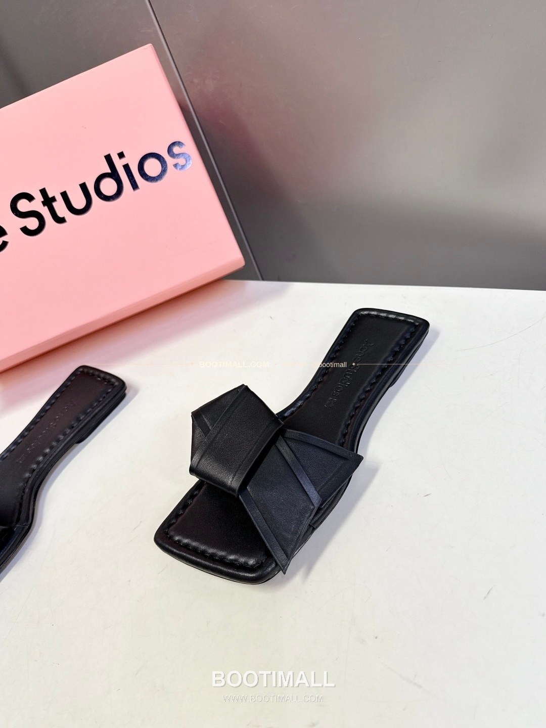 아크네스튜디오 레더 보우 스트랩 스퀘어토 플랫 슬리퍼 Acne Studios Leather Bow Strap Square Toe Flat Sandals 3
