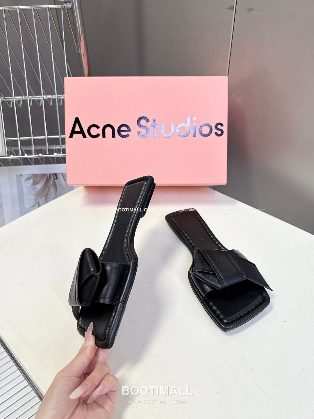 아크네스튜디오 레더 보우 스트랩 스퀘어토 플랫 슬리퍼 Acne Studios Leather Bow Strap Square Toe Flat Sandals 4