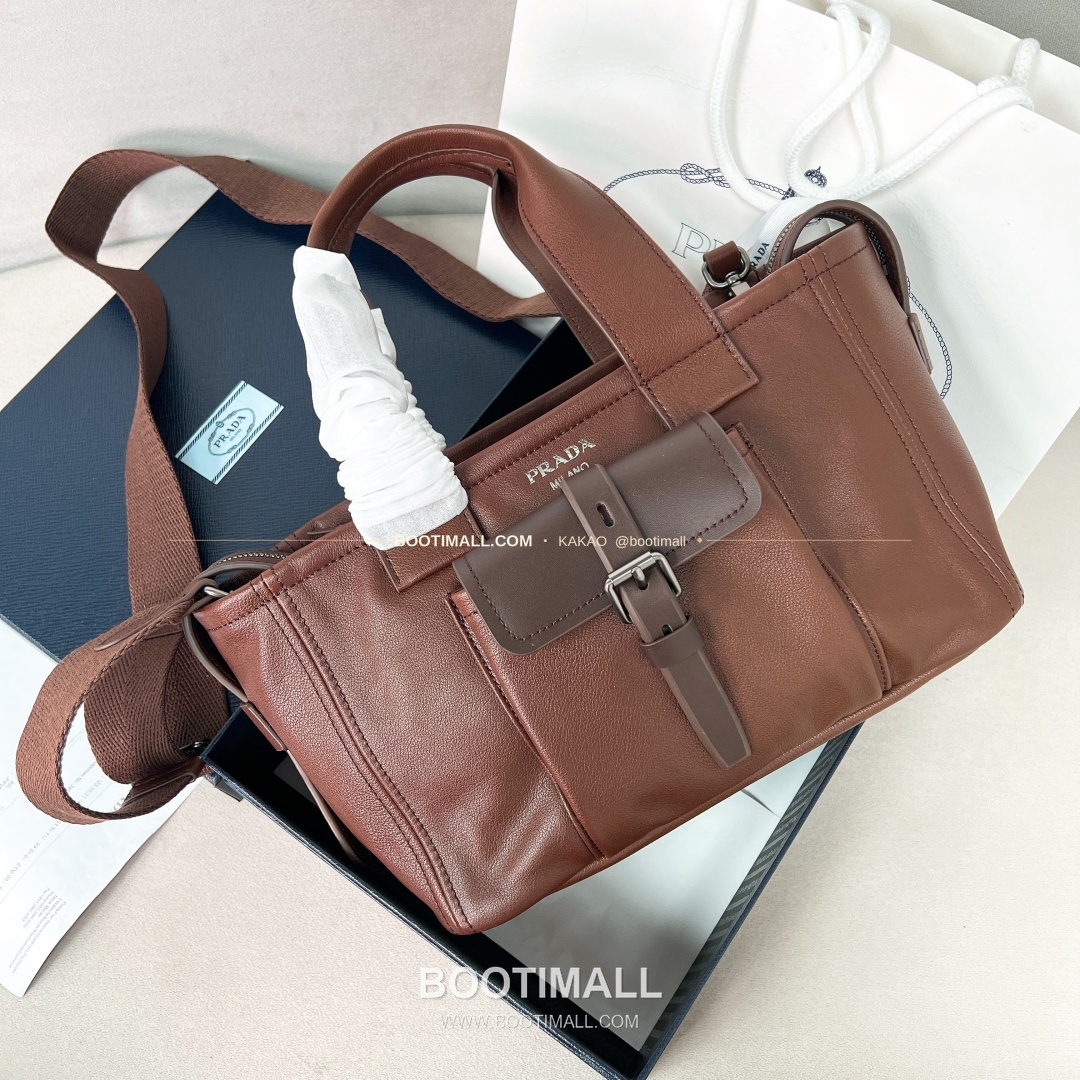 프라다 2026 Route 레더 로고 브라운 토트백 Prada 2026 Route Leather Logo White Tote Bag 1BG660 28cm 1