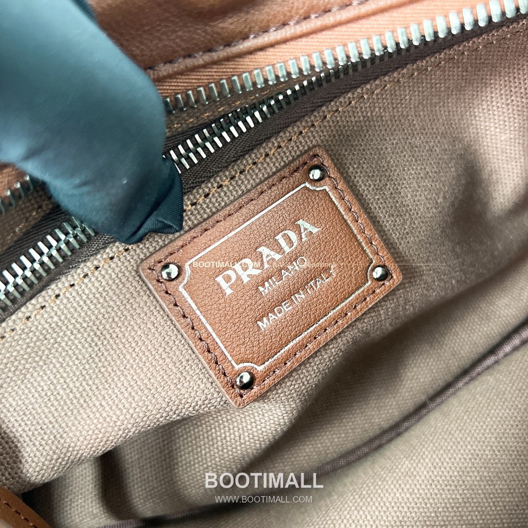 프라다 2026 Route 레더 로고 브라운 토트백 Prada 2026 Route Leather Logo White Tote Bag 1BG660 28cm 9