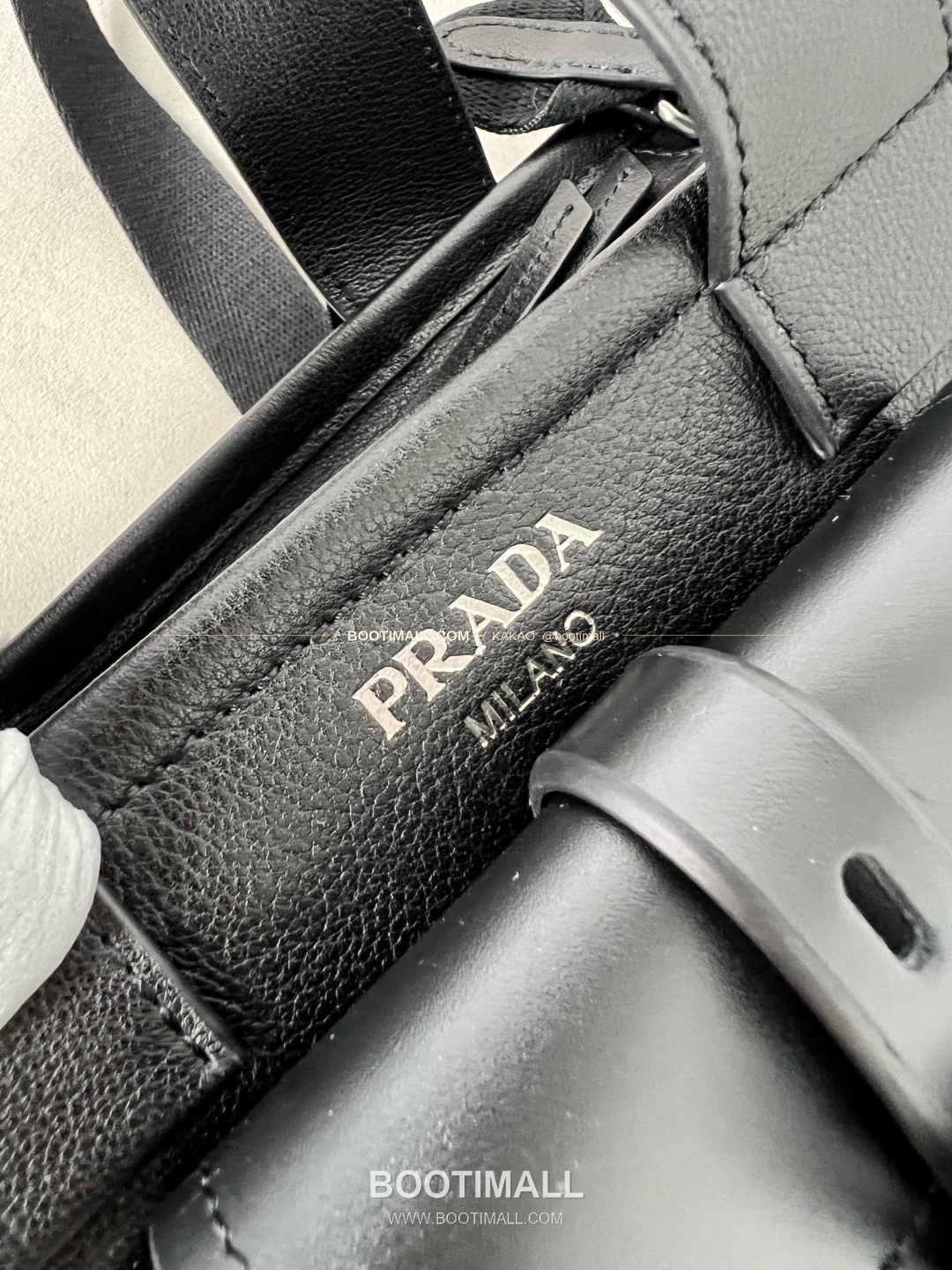 프라다 2026 Route 레더 로고 블랙 토트백 Prada 2026 Route Leather Logo White Tote Bag 1BG660 28cm 6