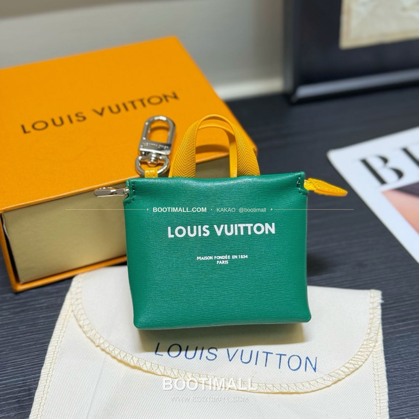 루이비통 Mini Shopper 레더 로고 체인 참 Louis Vuitton Mini Shopper Leather Logo Chain Charm M02699 9cm 1