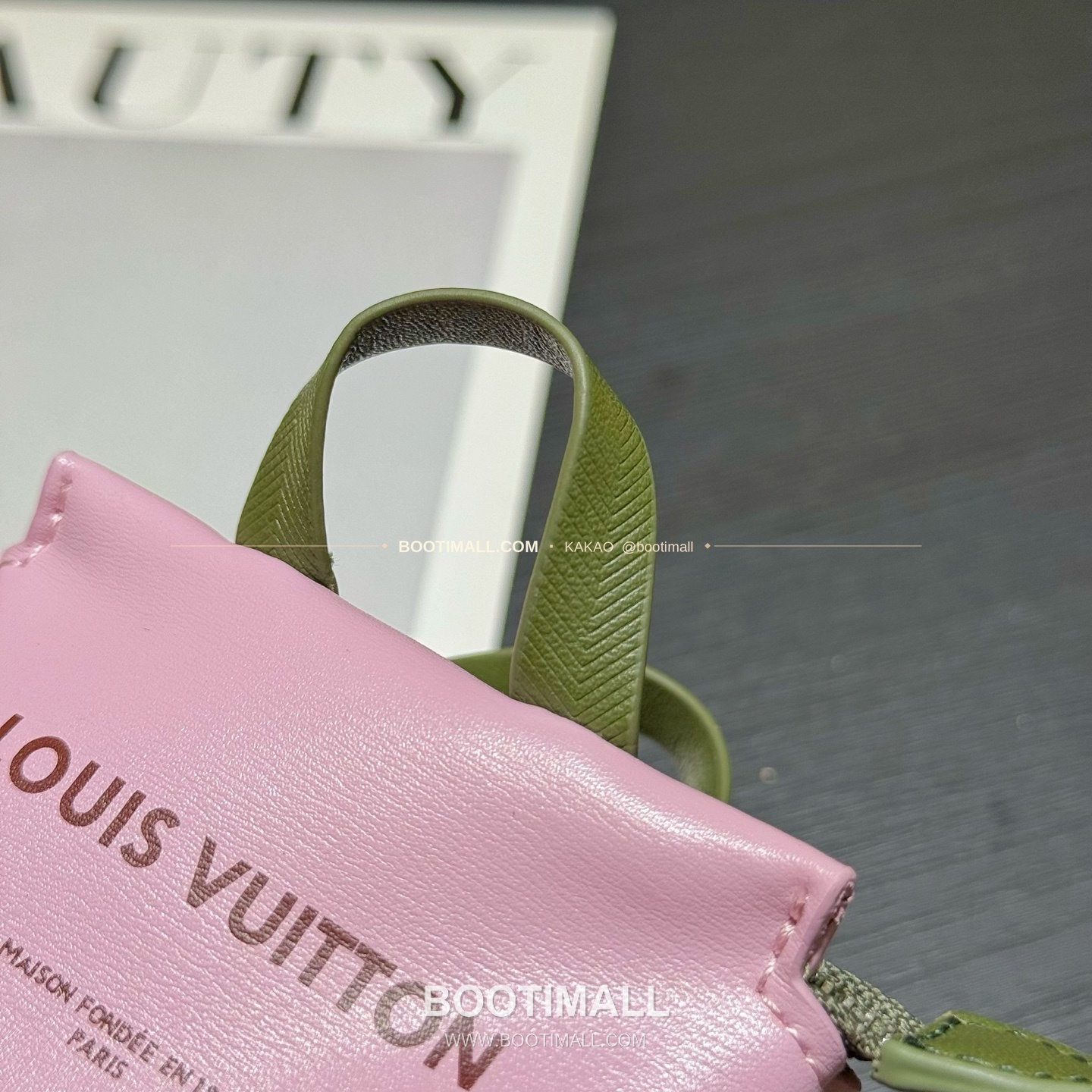 루이비통 Mini Shopper 레더 로고 체인 참 Louis Vuitton Mini Shopper Leather Logo Chain Charm M02699 9cm 9