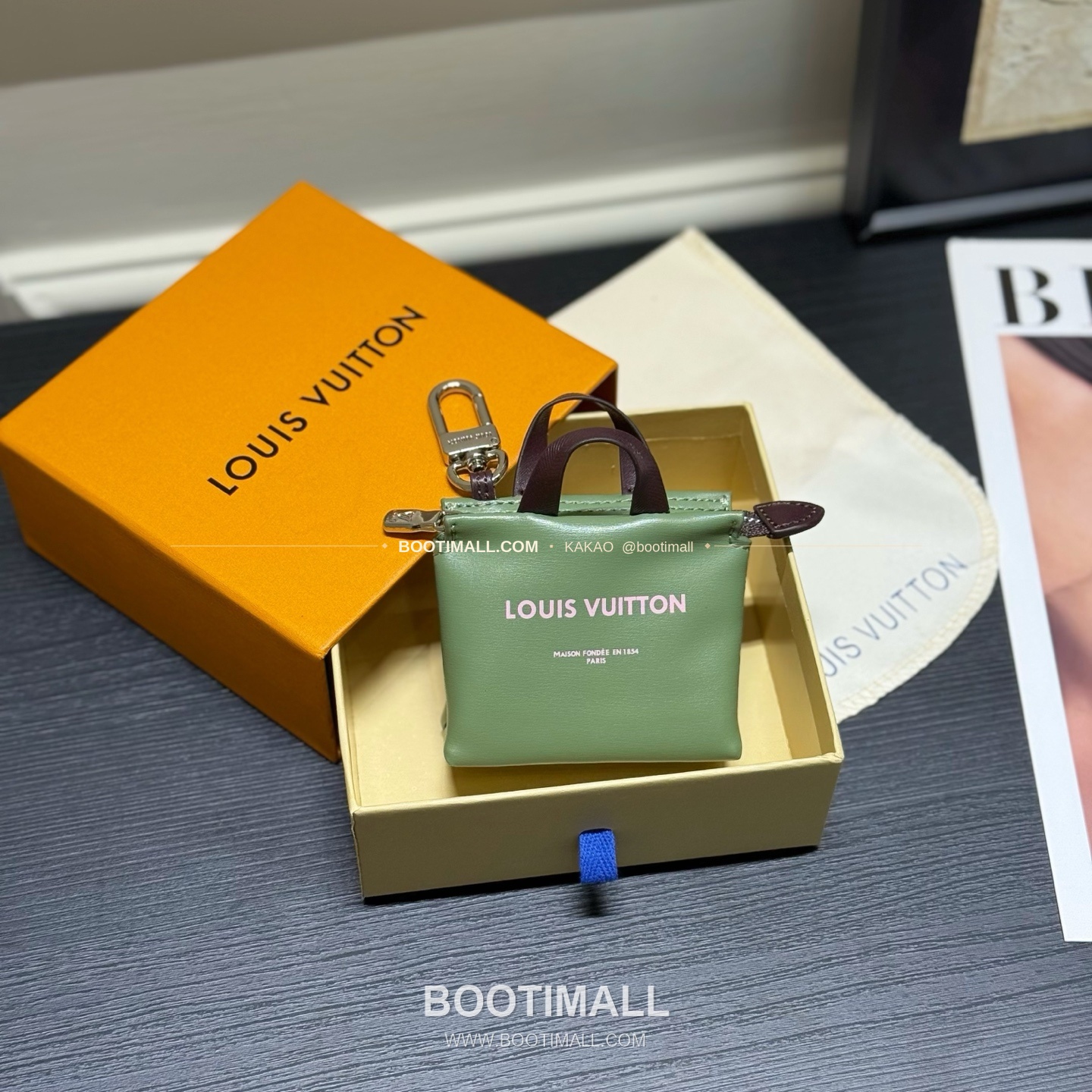 루이비통 Mini Shopper 레더 로고 체인 참 Louis Vuitton Mini Shopper Leather Logo Chain Charm M02699 9cm 2