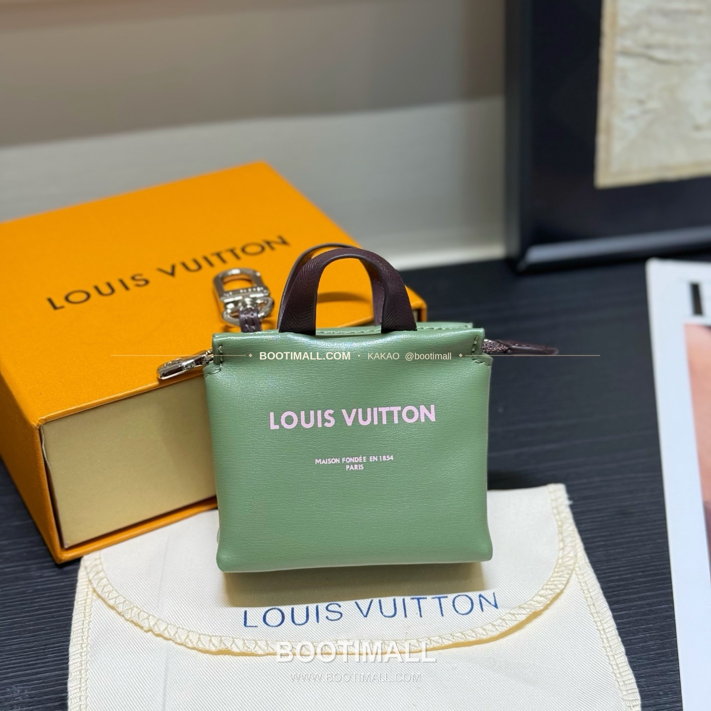 루이비통 Mini Shopper 레더 로고 체인 참 Louis Vuitton Mini Shopper Leather Logo Chain Charm M02699 9cm 3