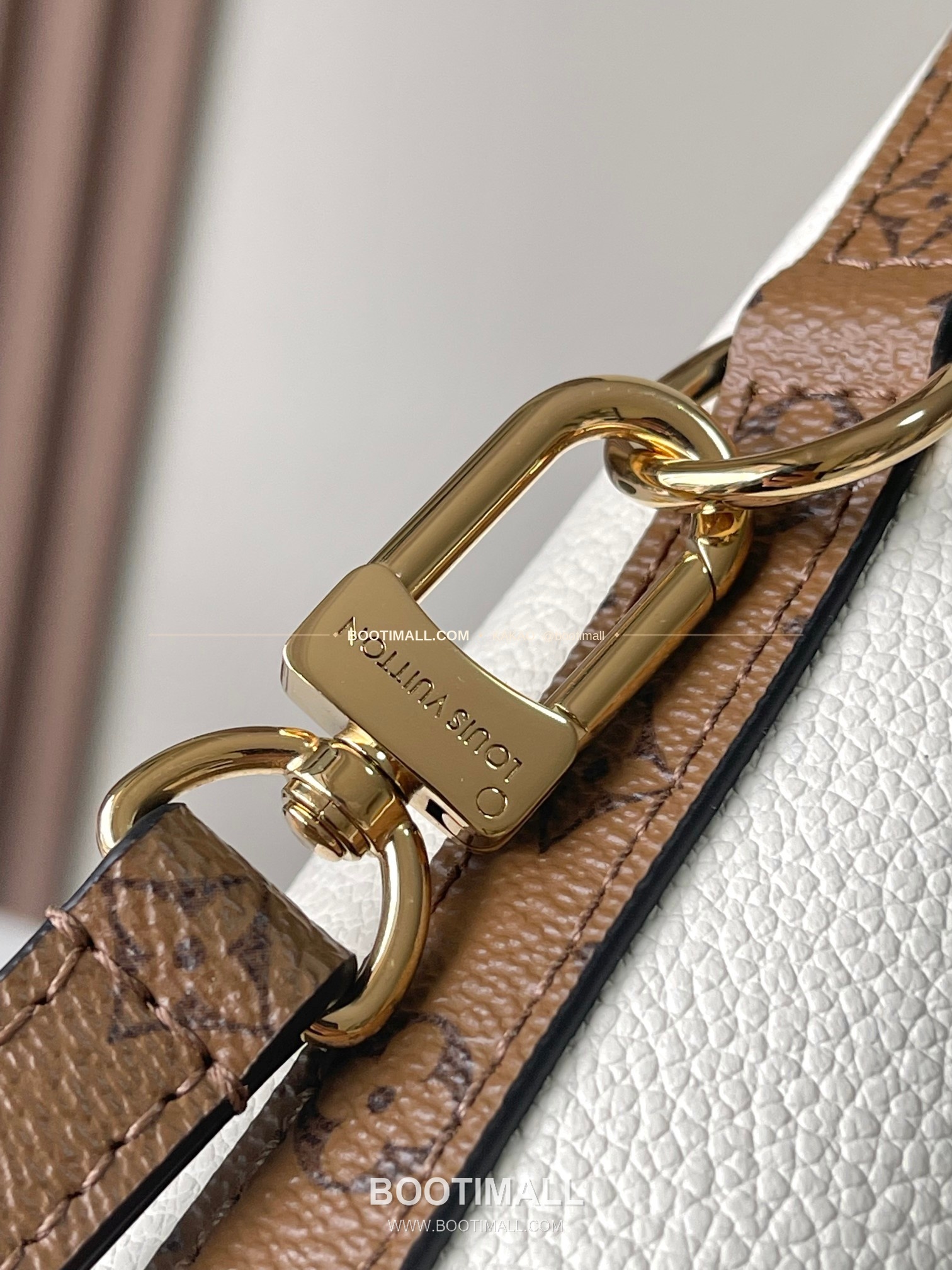 루이비통 Multipass 카프스킨 로고 화이트 숄더백 Louis Vuitton Multipass Fabric Logo White Shoulder Bag M29094 30cm 10